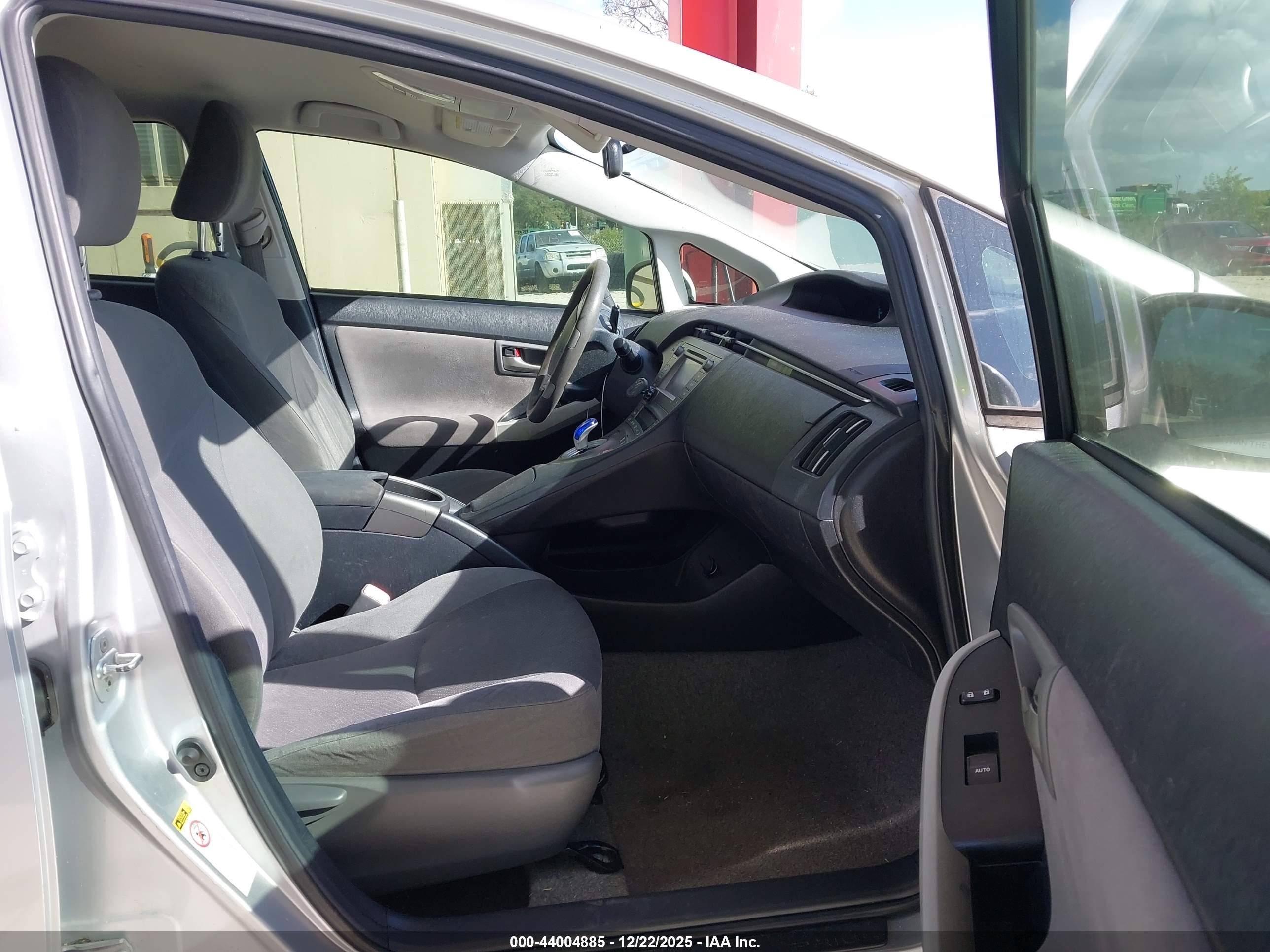 TOYOTA PRIUS image 5