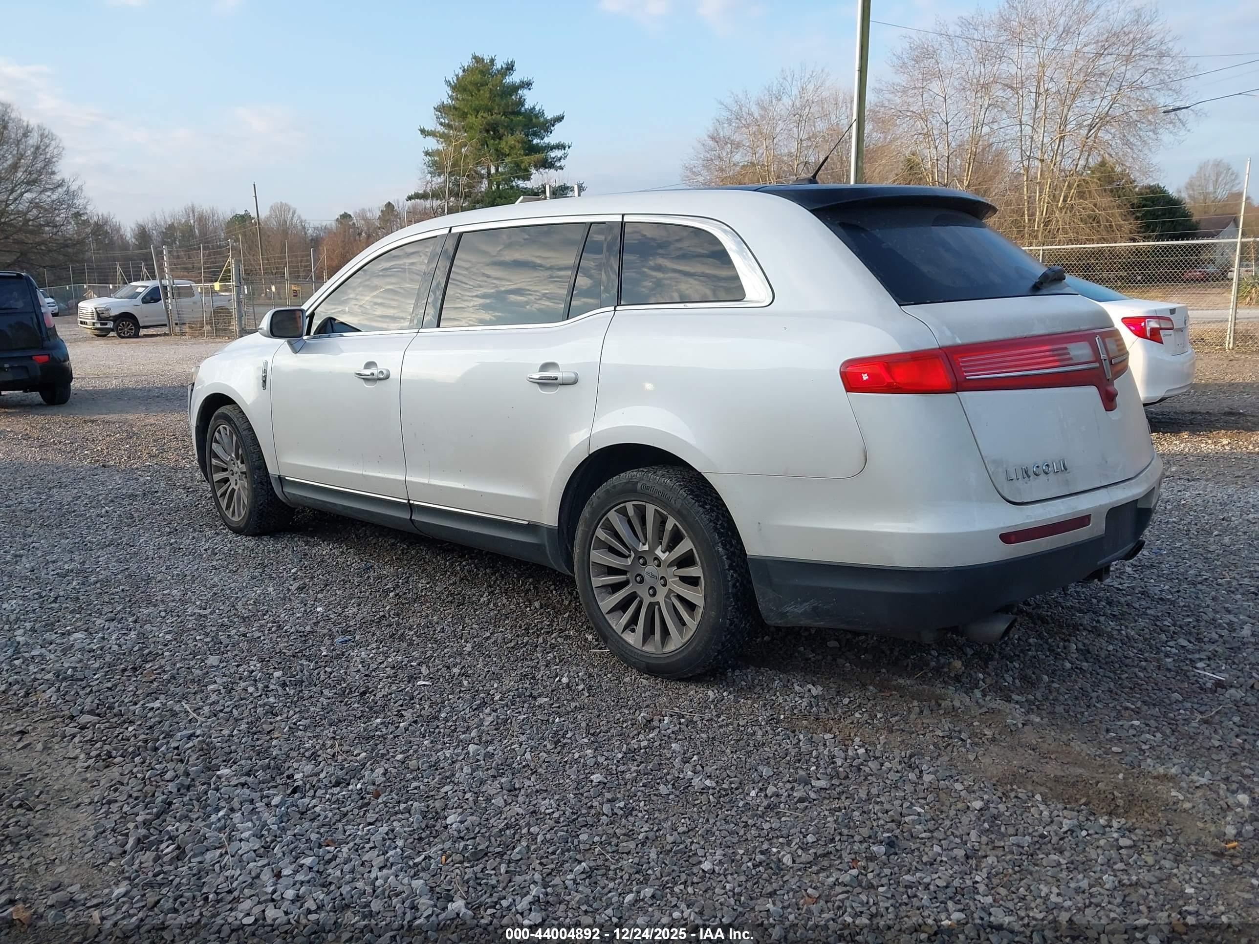 LINCOLN MKT image 3