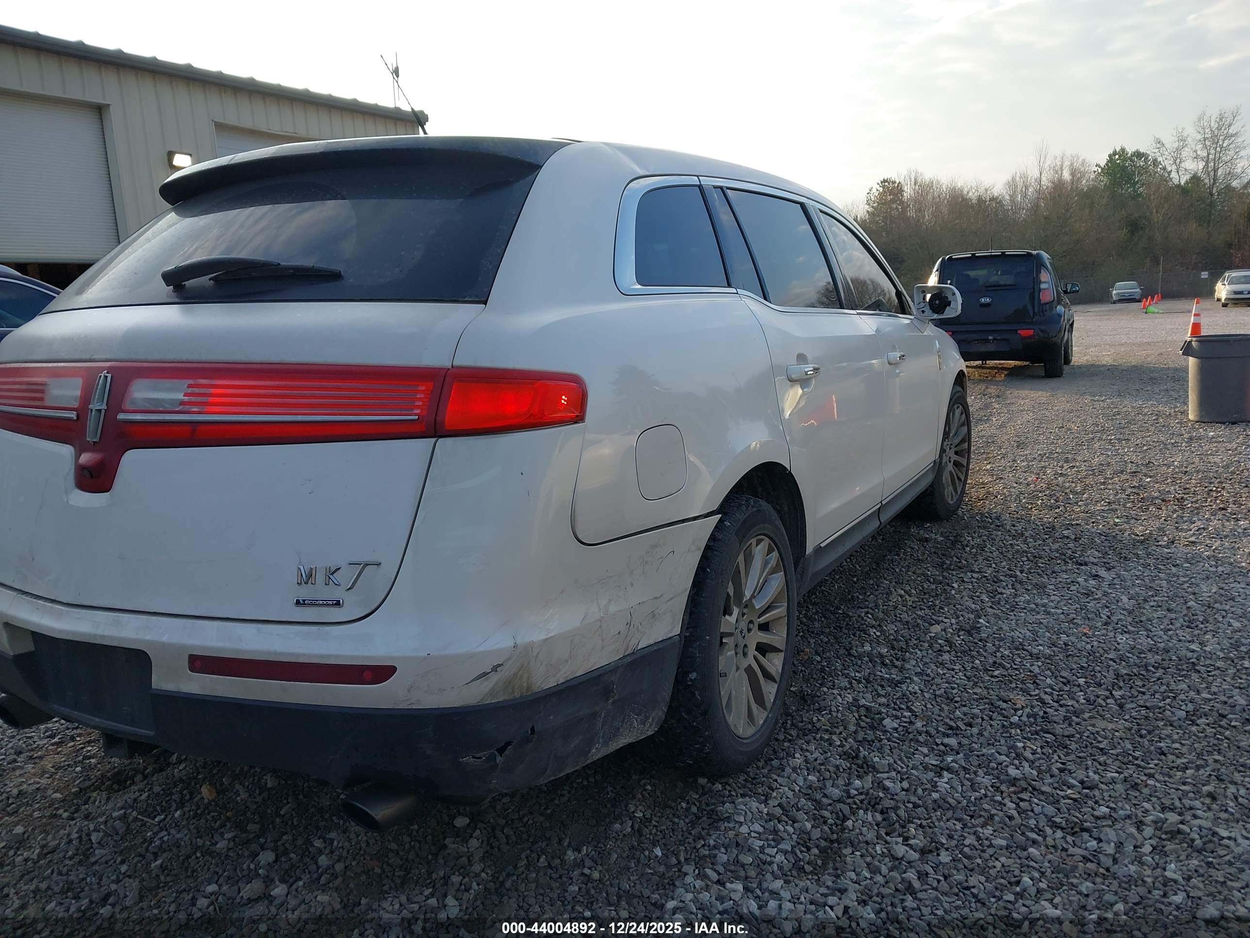 LINCOLN MKT image 6