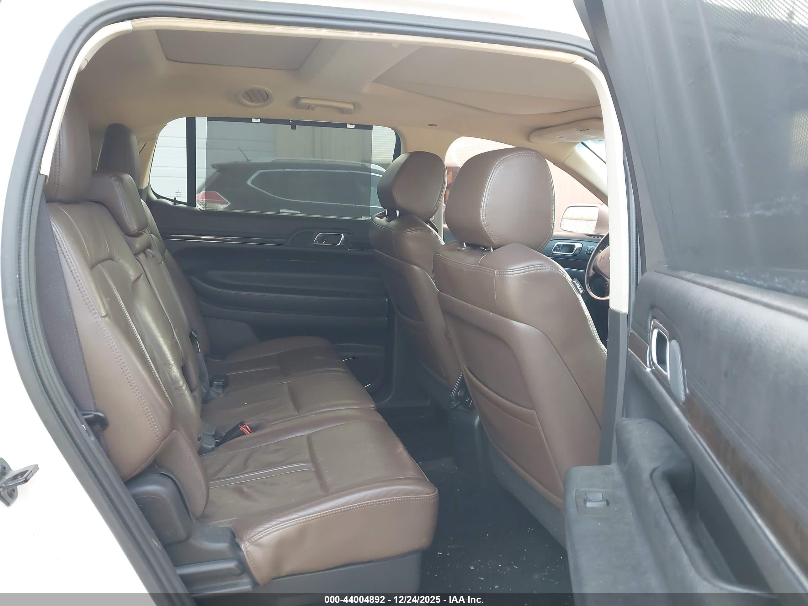 LINCOLN MKT image 8