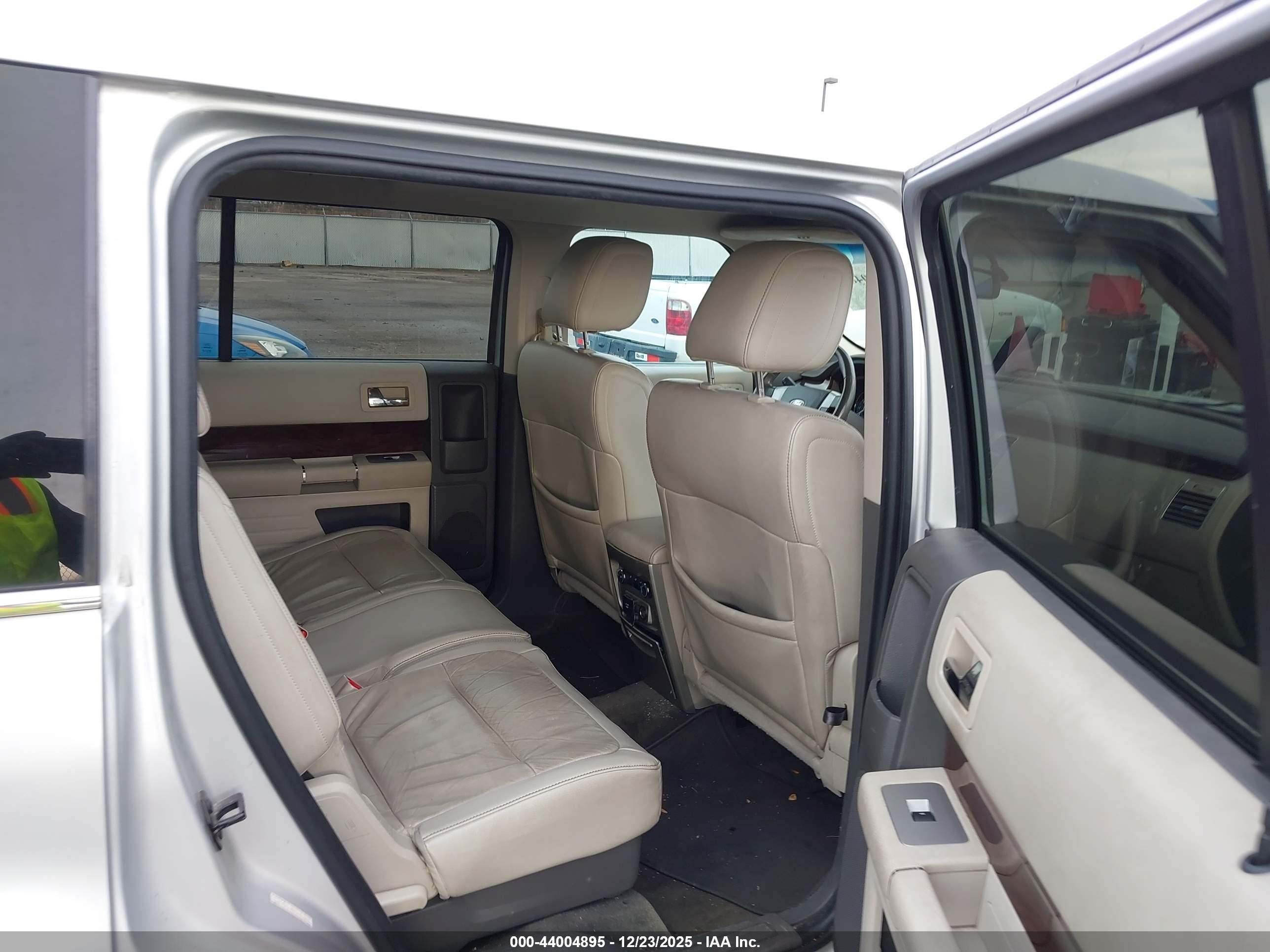 FORD FLEX image 8