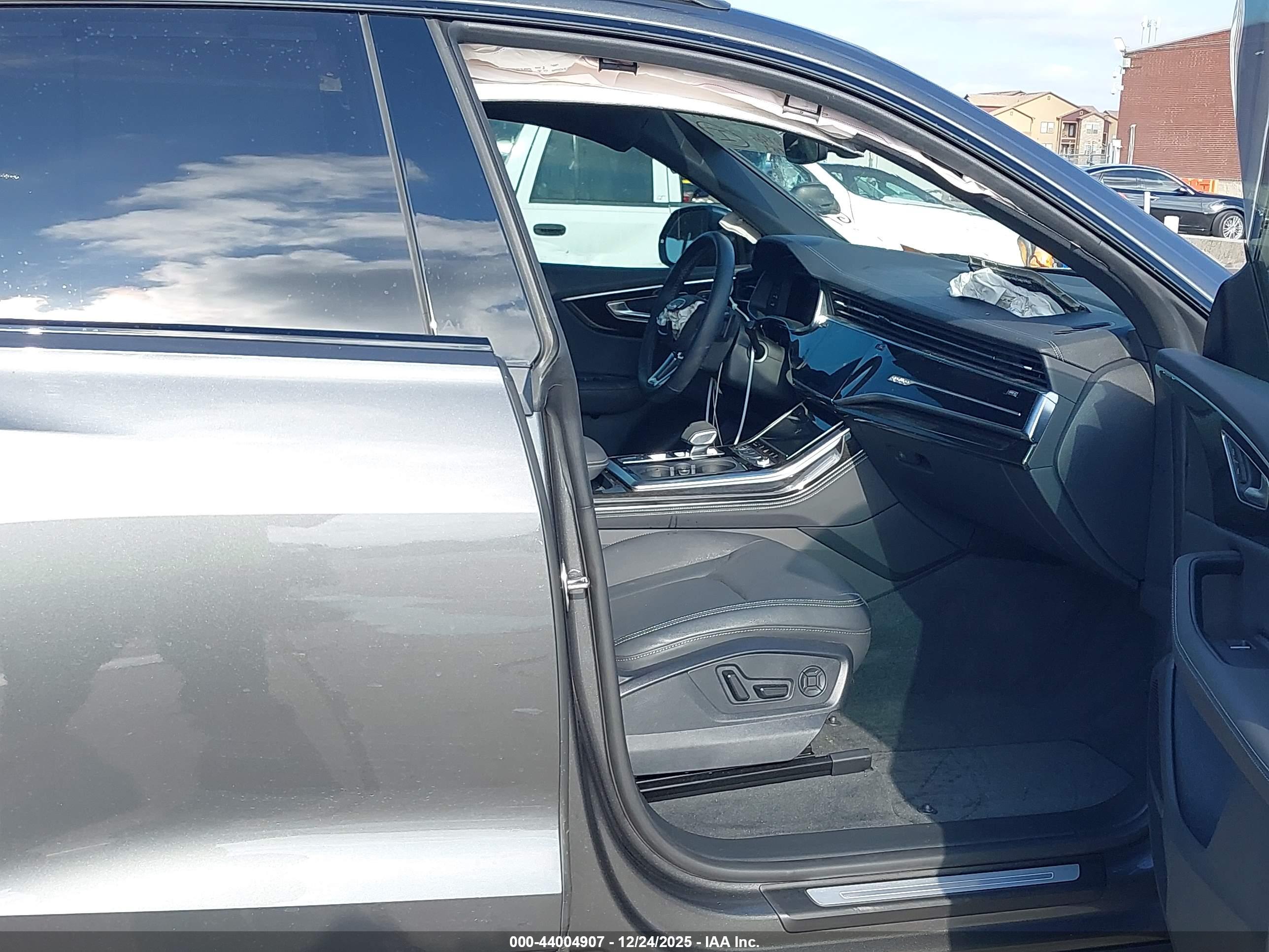 AUDI Q8 image 5