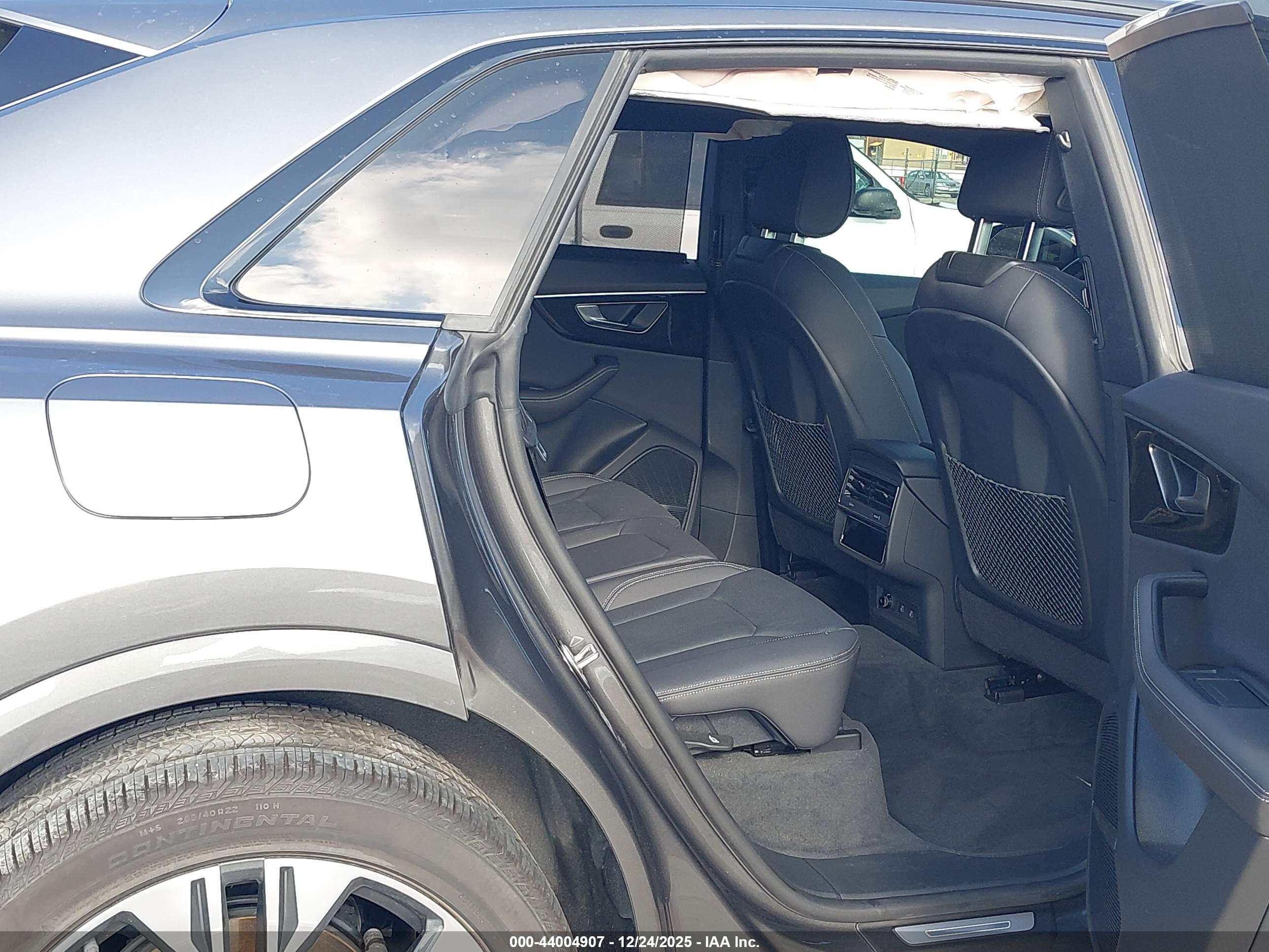 AUDI Q8 image 8
