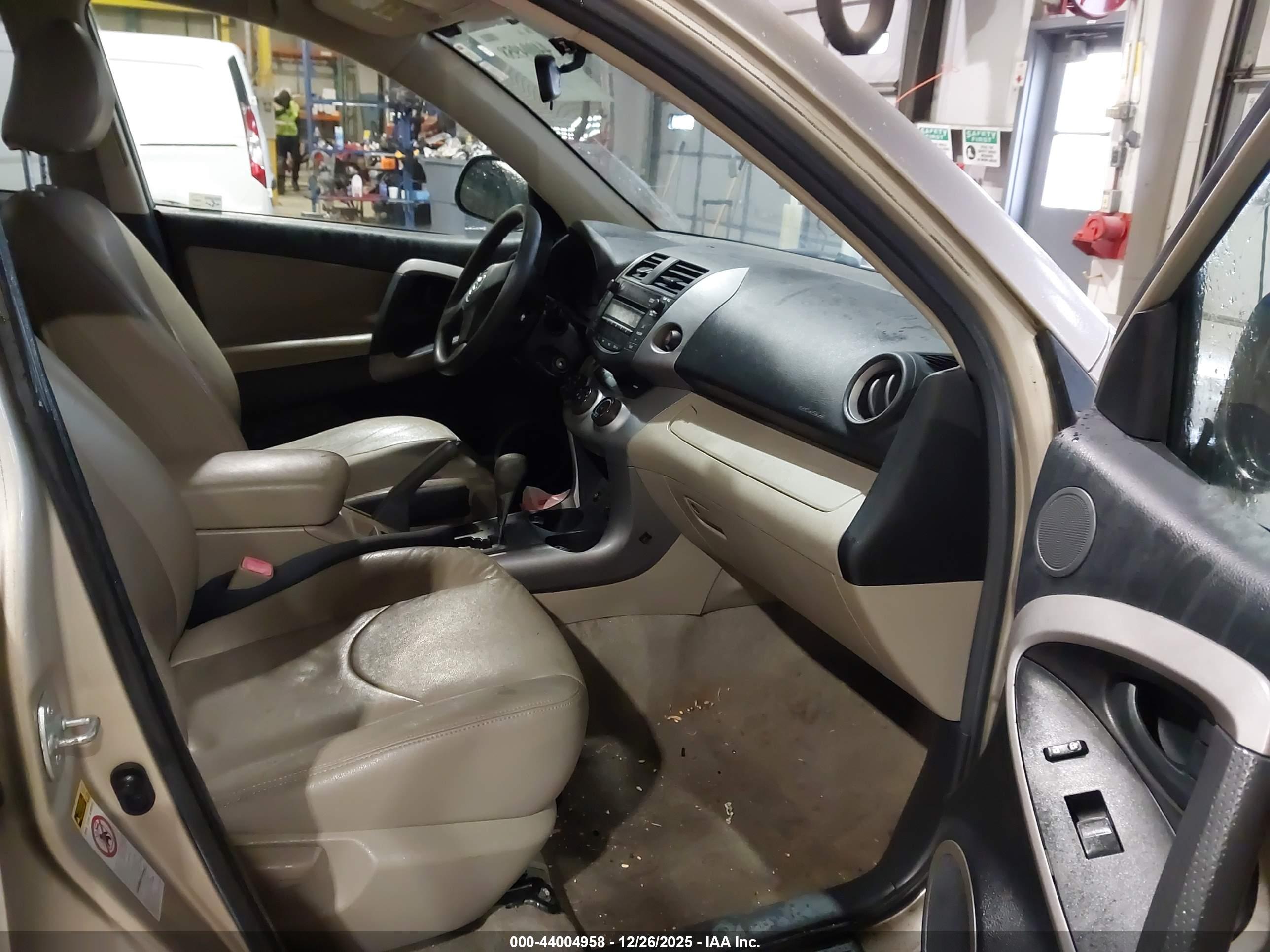 TOYOTA RAV4 image 5