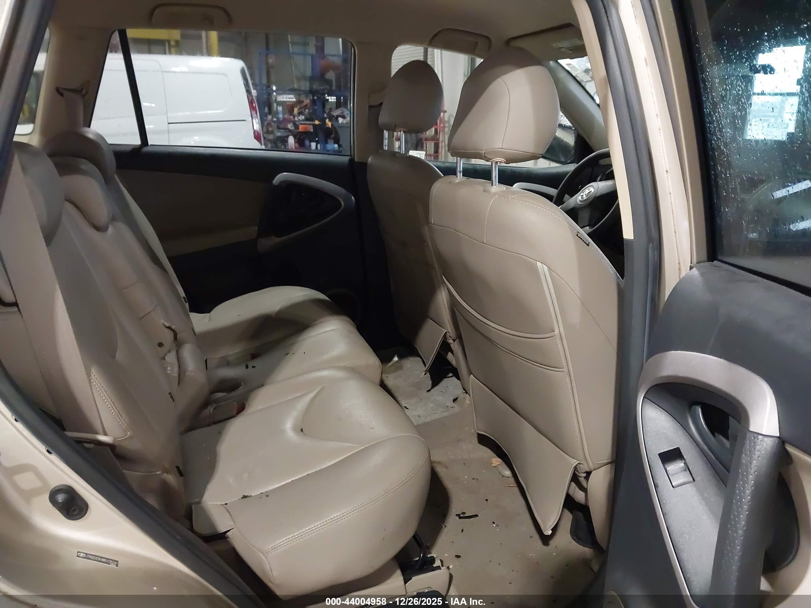 TOYOTA RAV4 image 8
