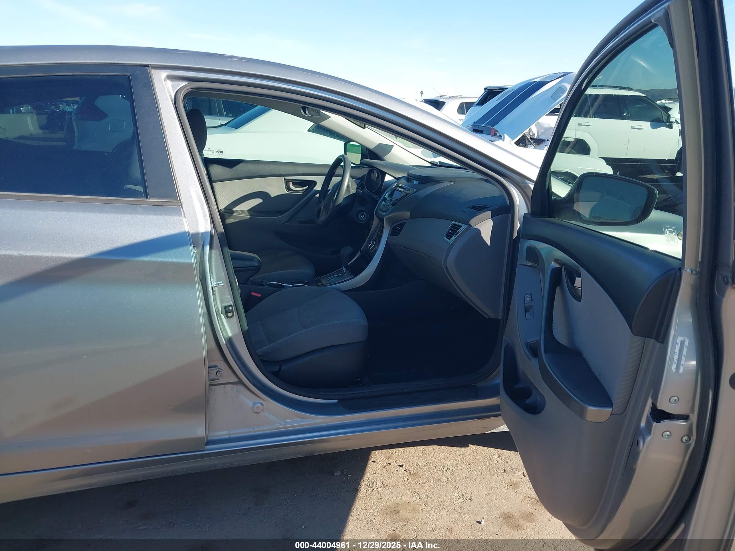 HYUNDAI ELANTRA image 5