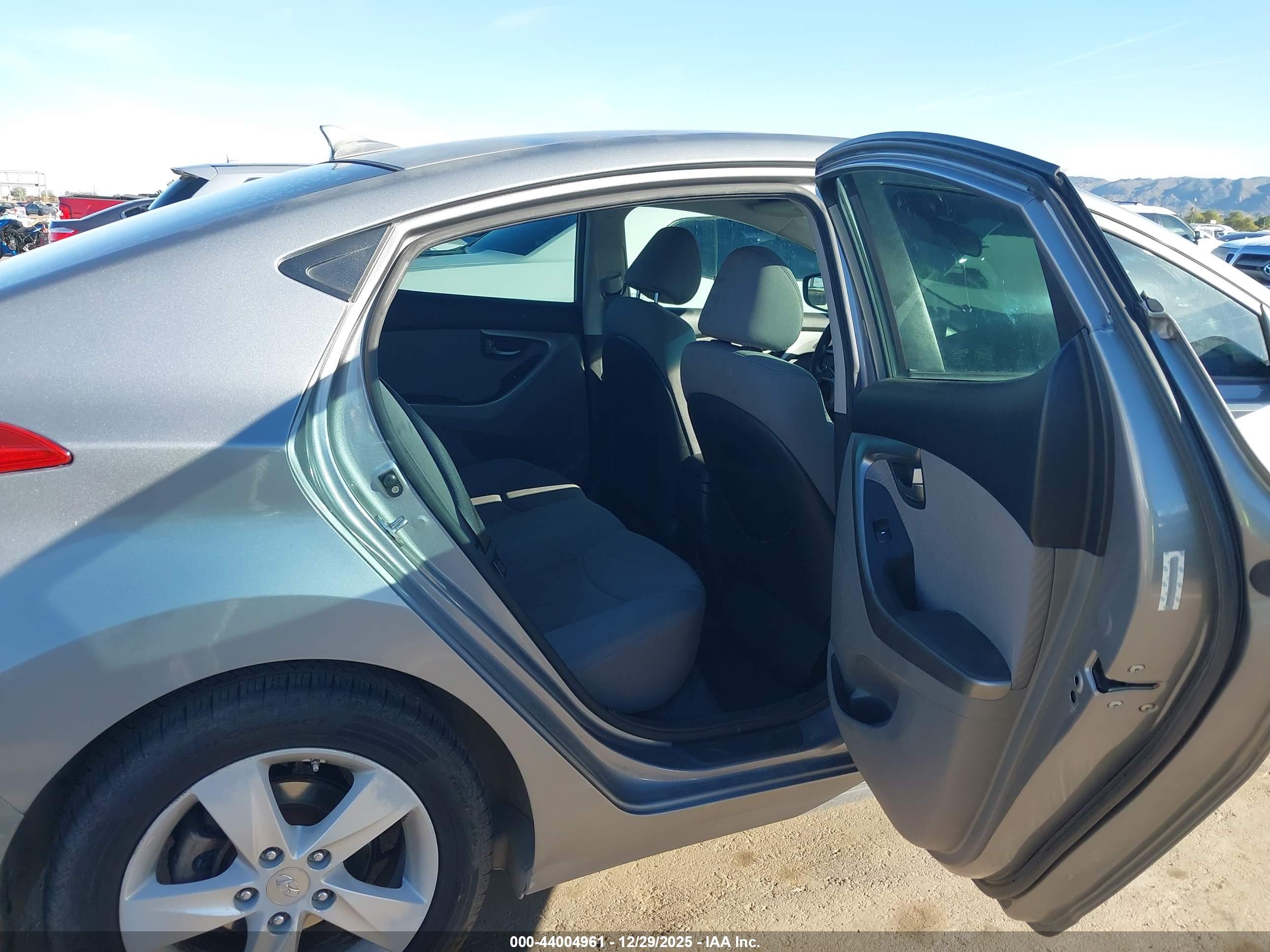 HYUNDAI ELANTRA image 8