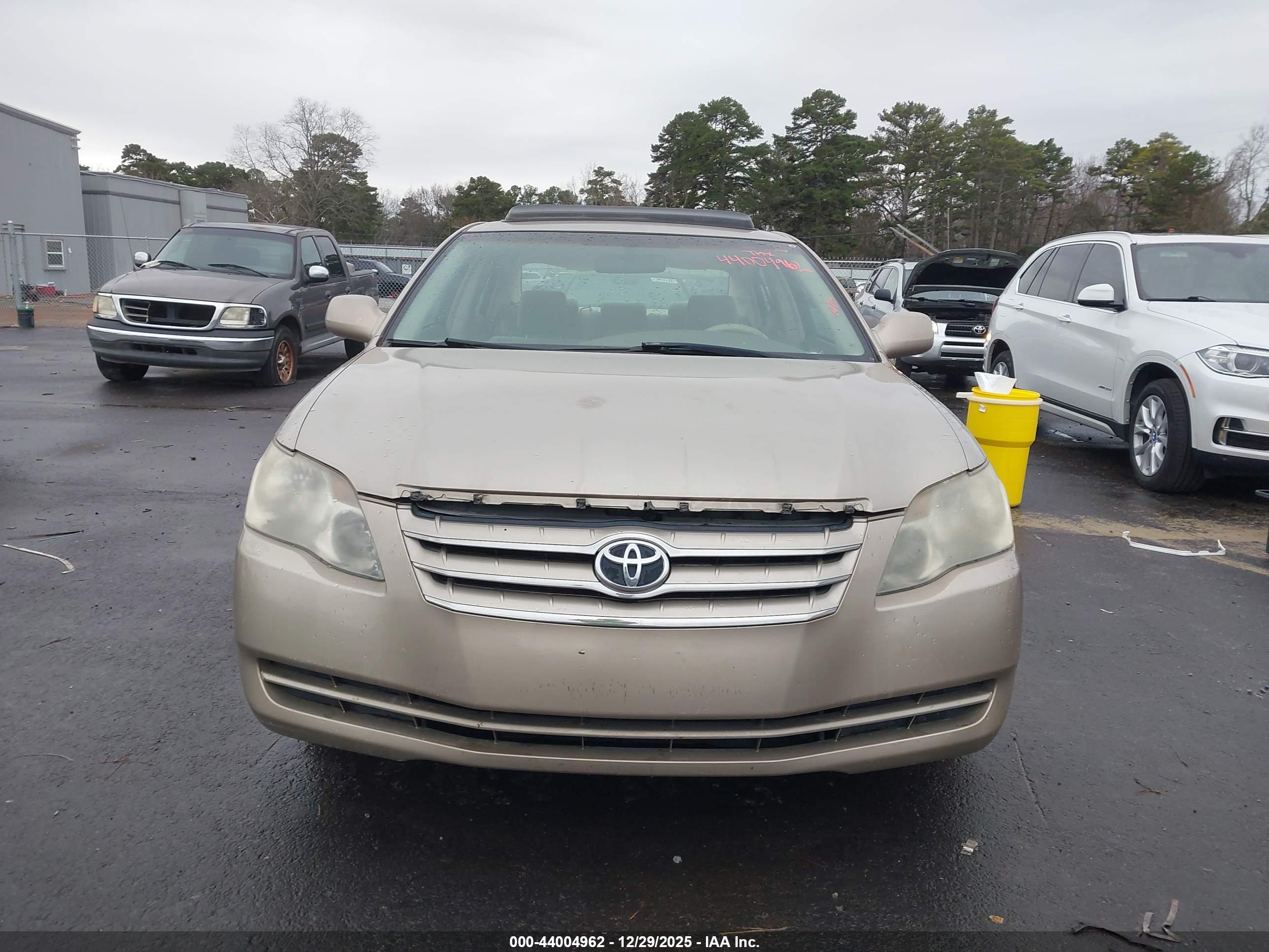TOYOTA AVALON image 10