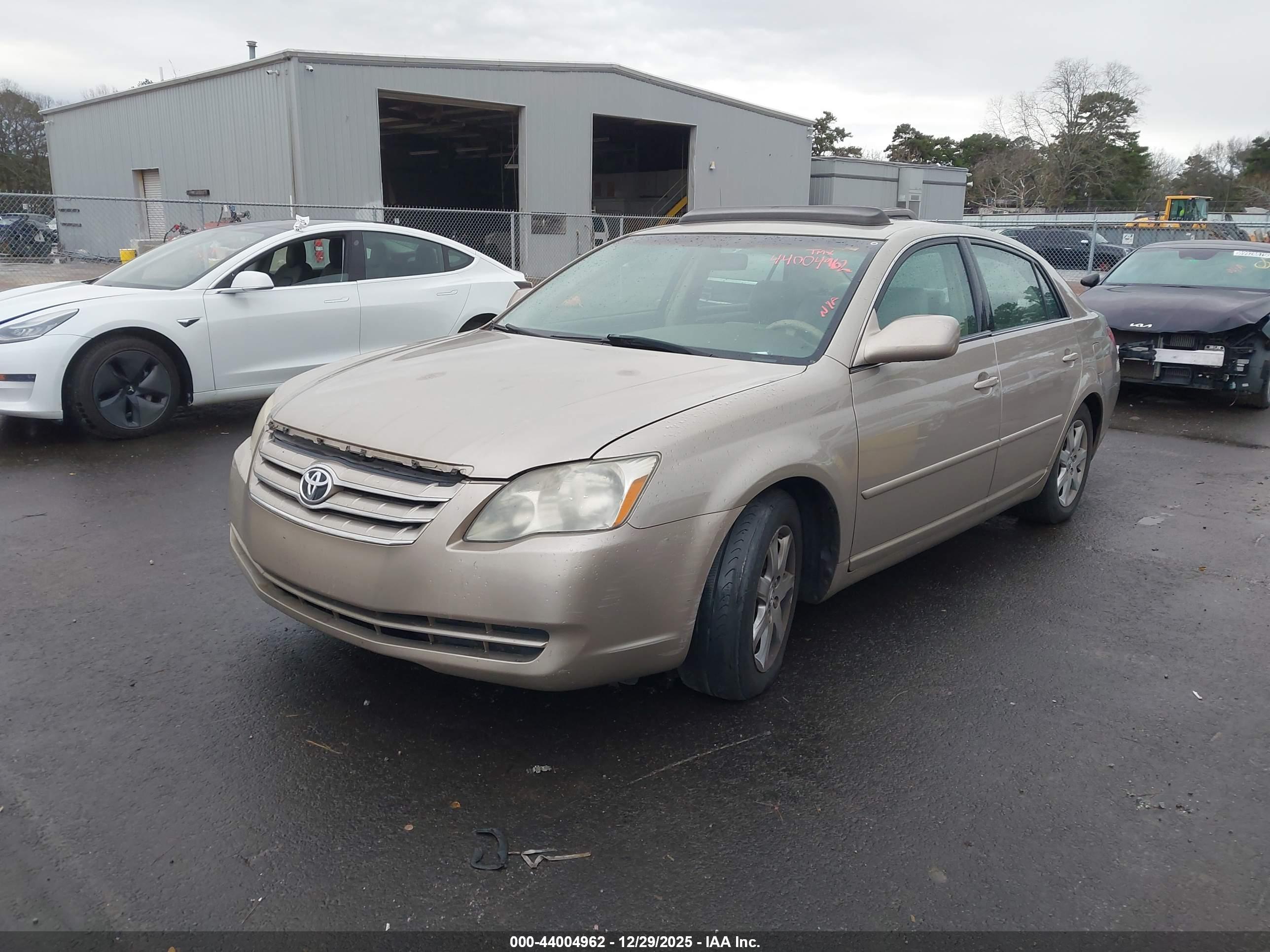 TOYOTA AVALON image 2