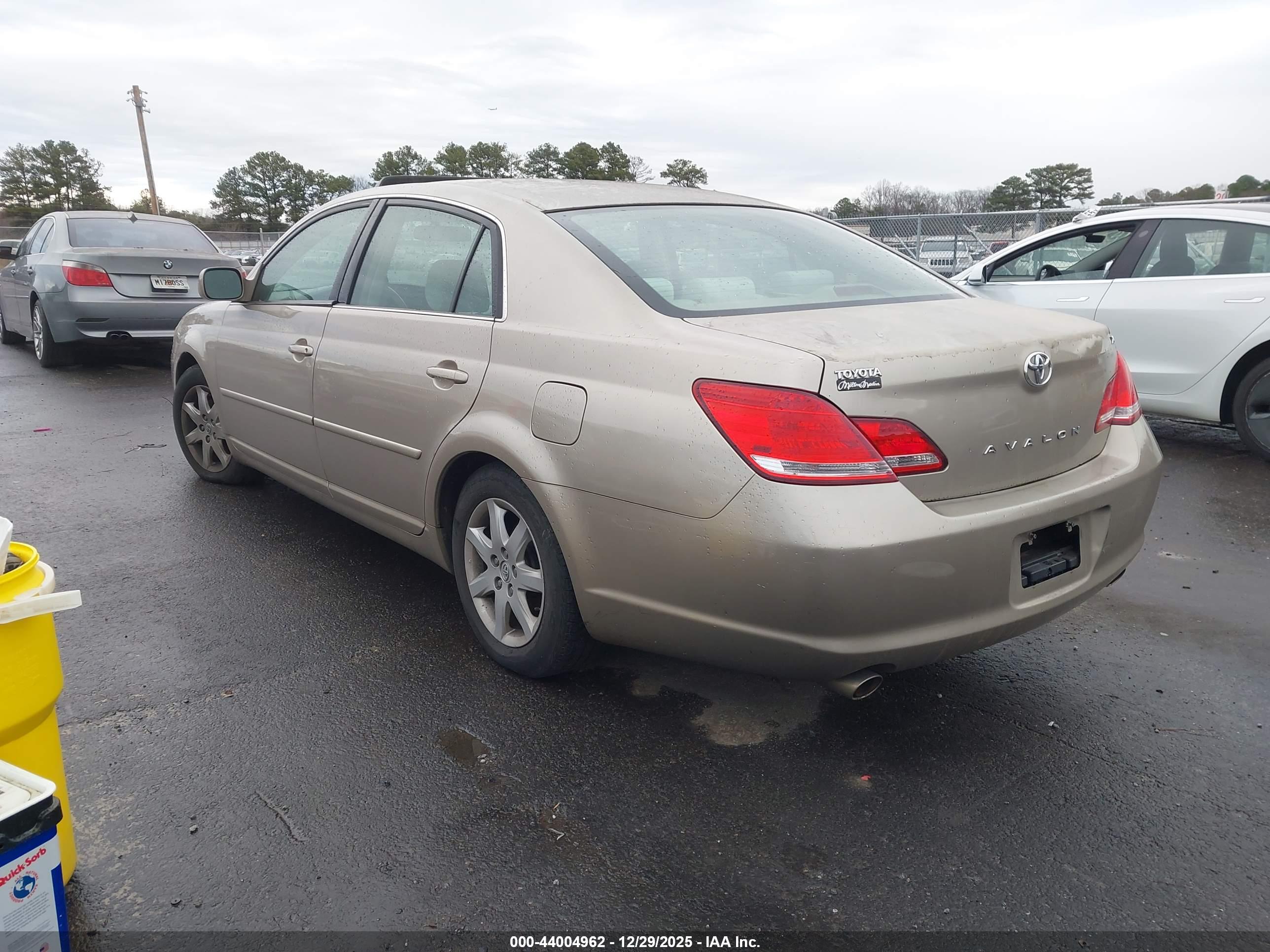 TOYOTA AVALON image 3