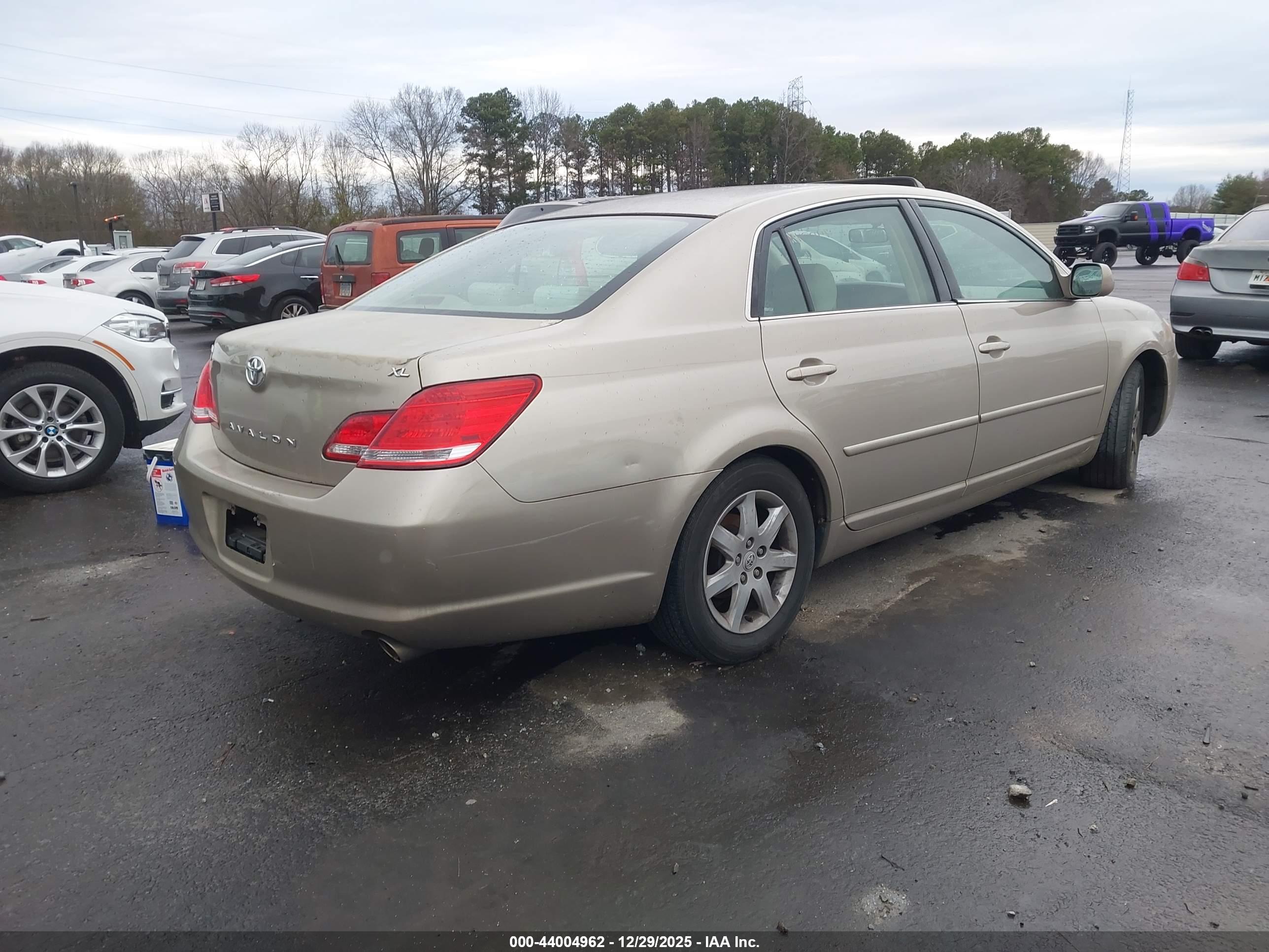 TOYOTA AVALON image 4