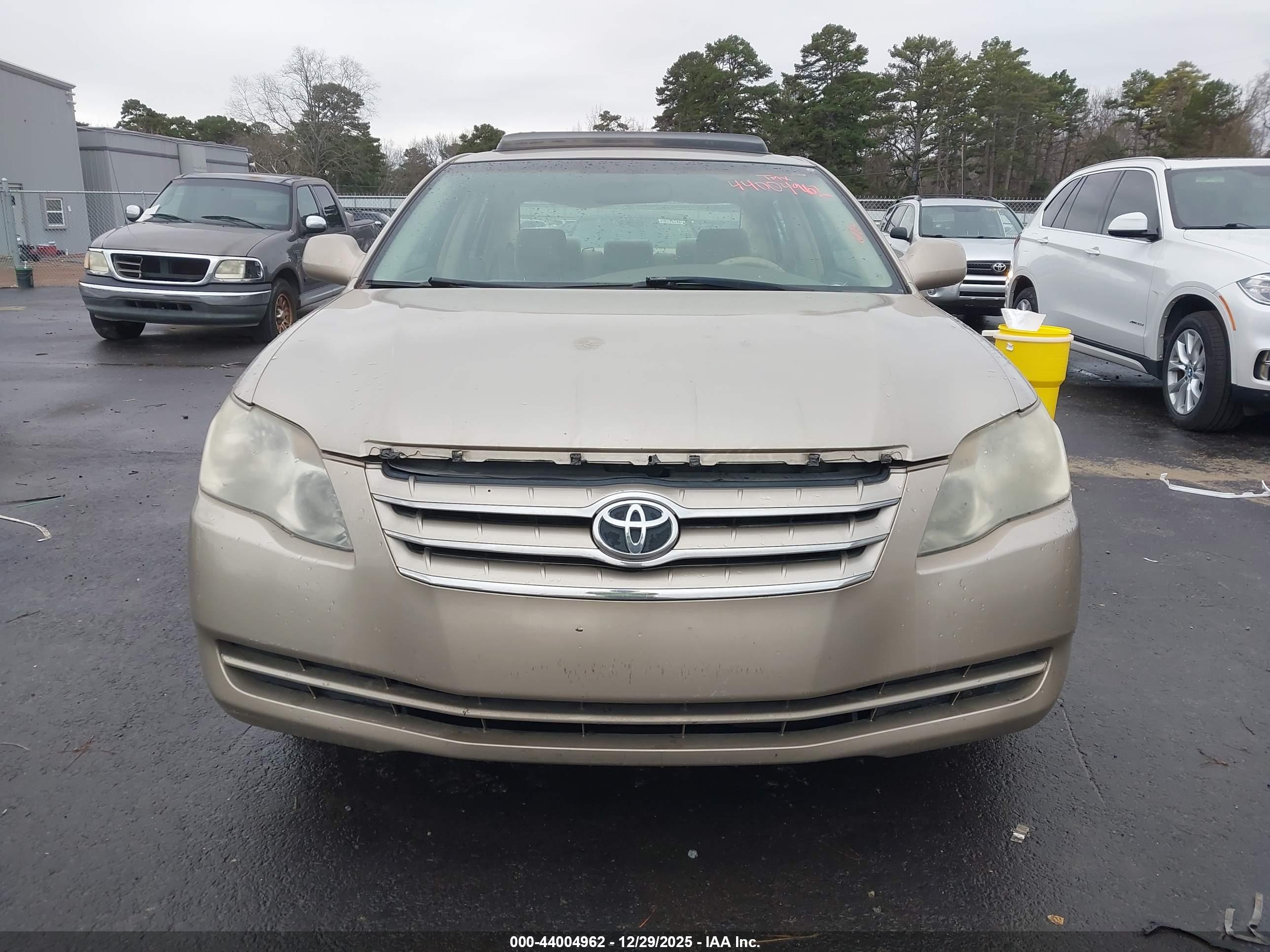 TOYOTA AVALON image 6