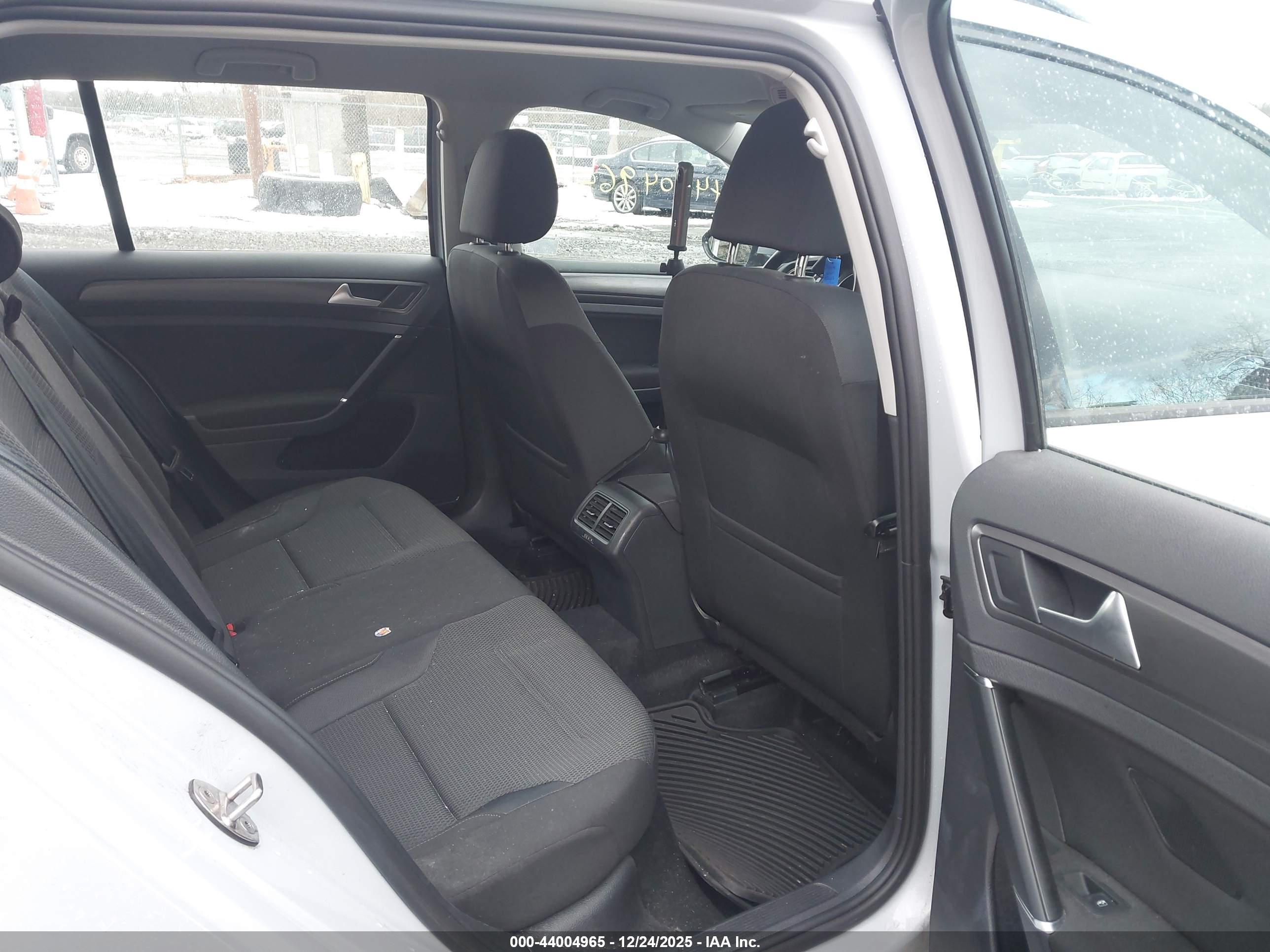 VOLKSWAGEN GOLF image 8