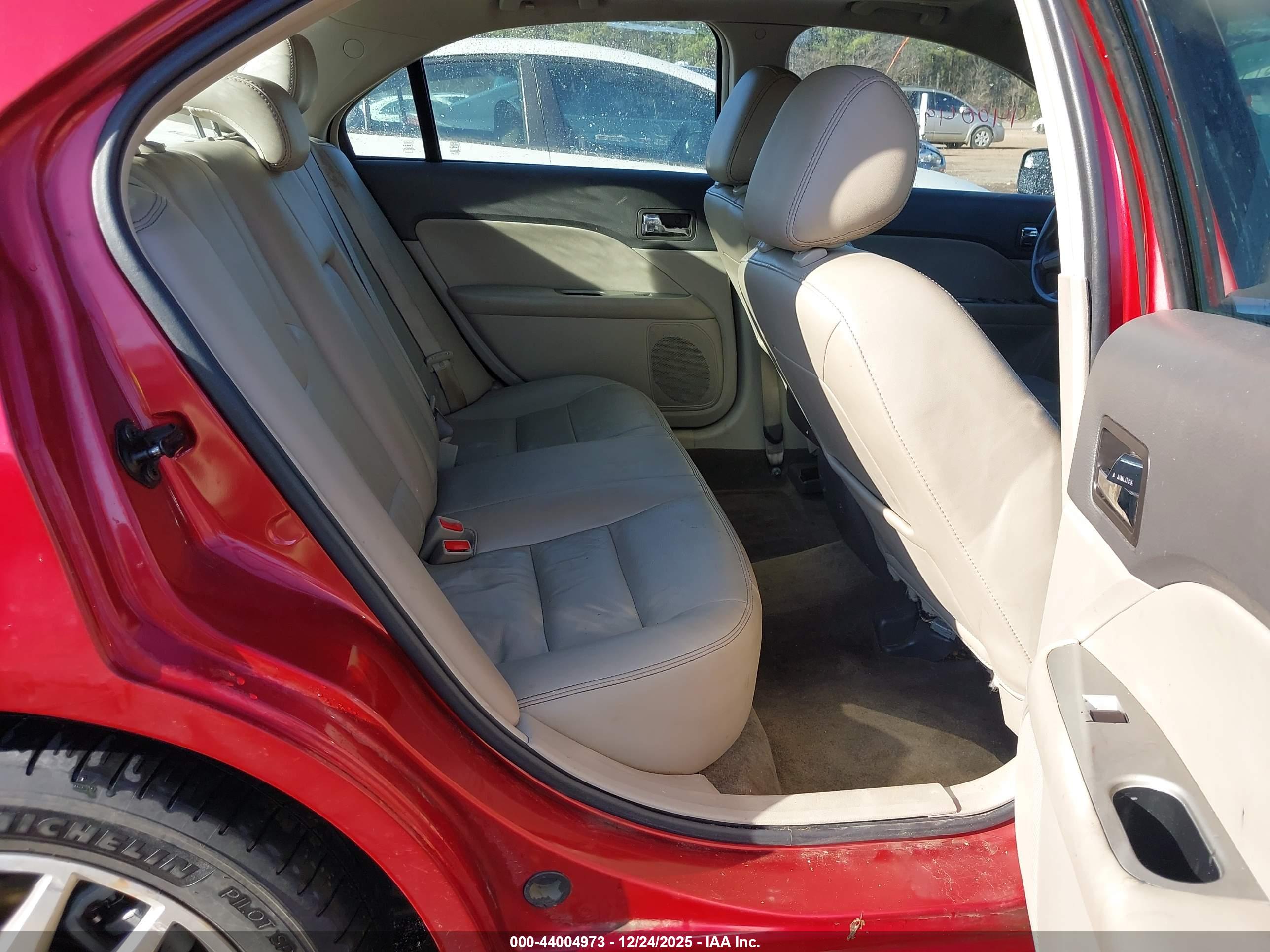 FORD FUSION image 8