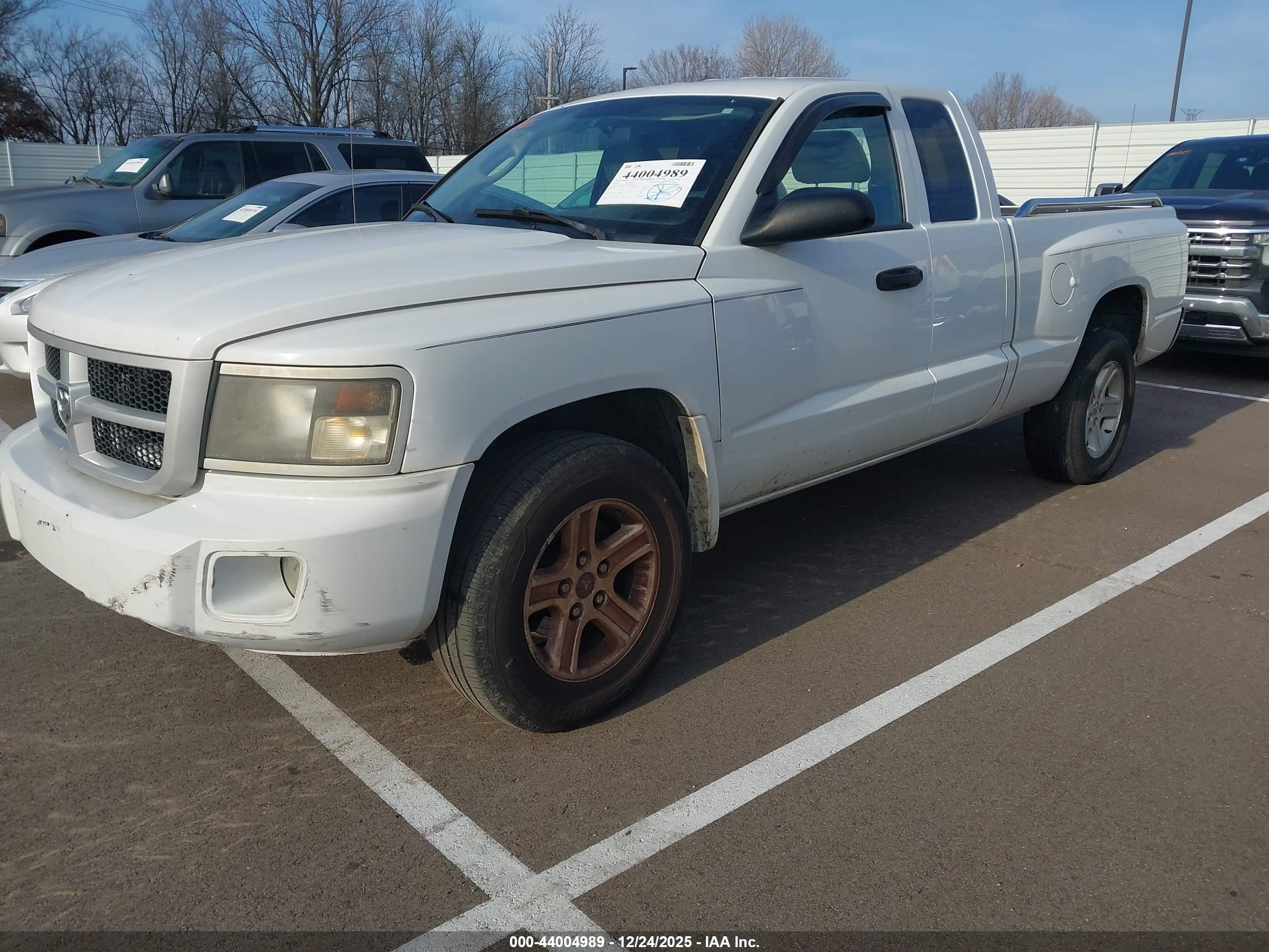 DODGE DAKOTA image 2