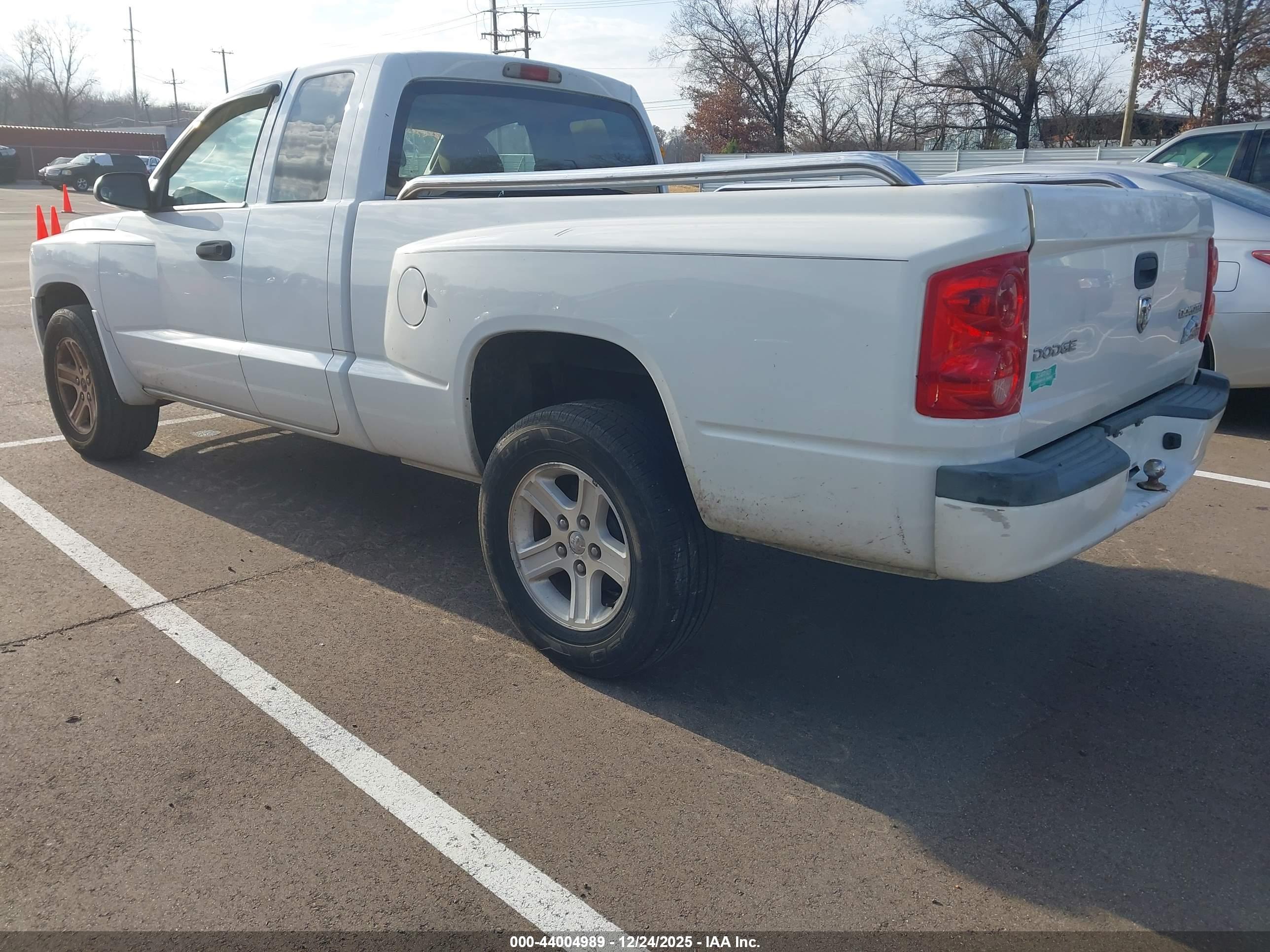 DODGE DAKOTA image 3