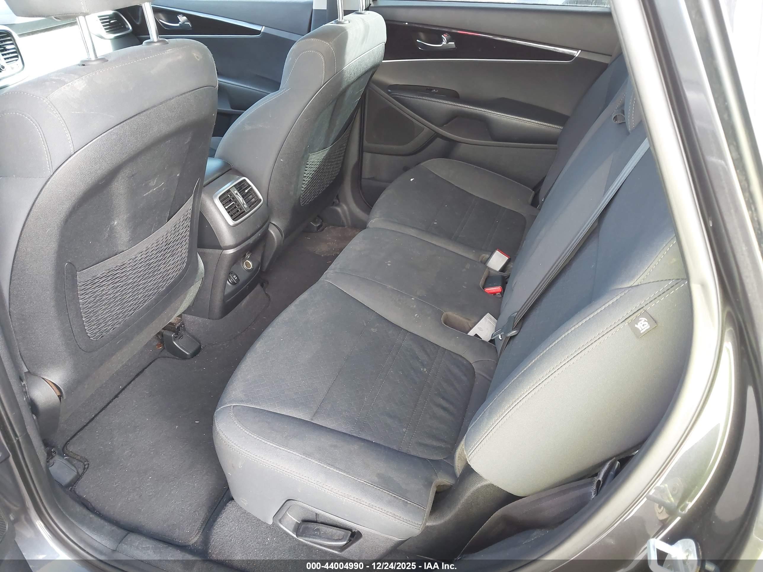 KIA SORENTO image 8
