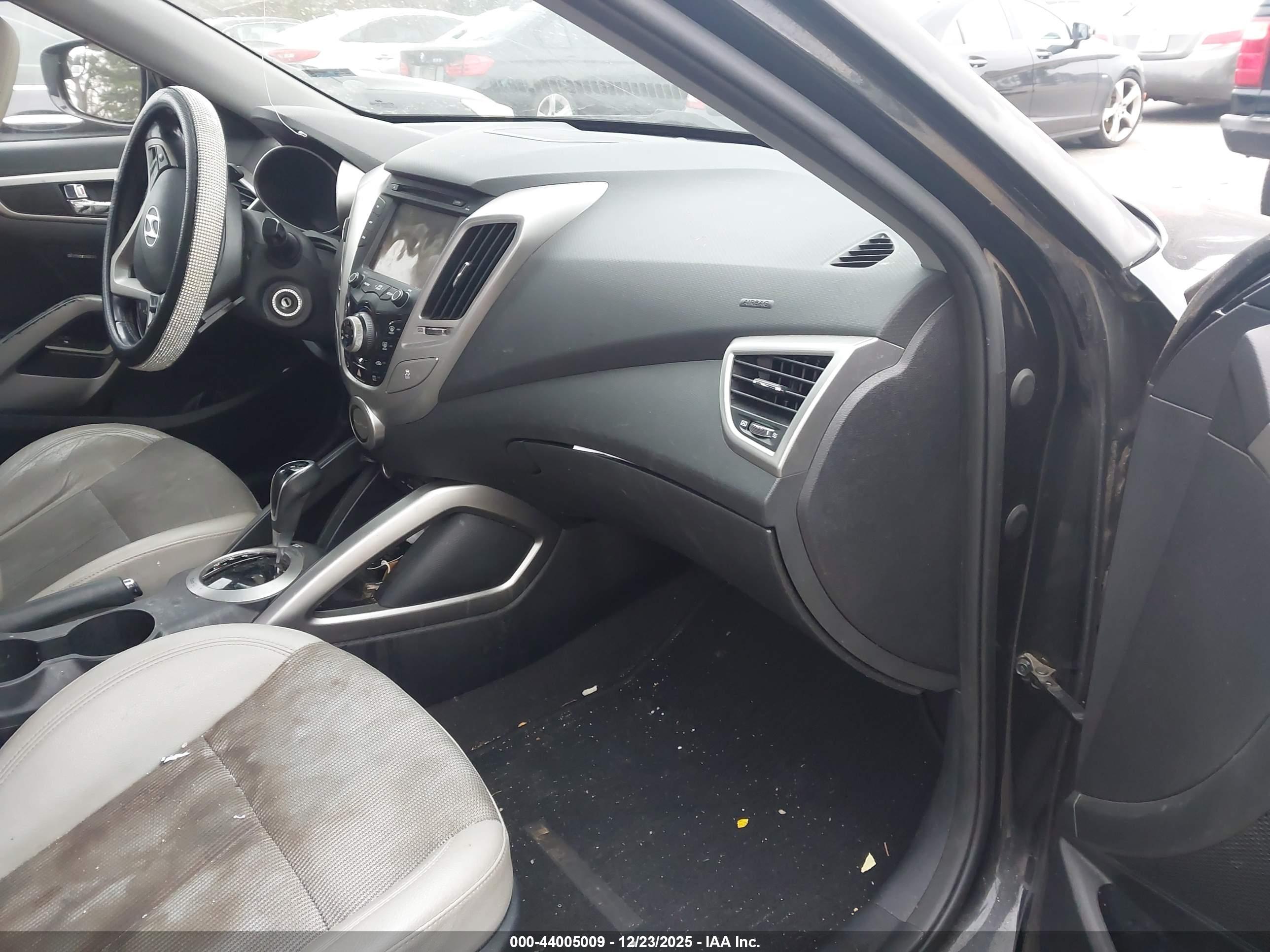 HYUNDAI VELOSTER image 5