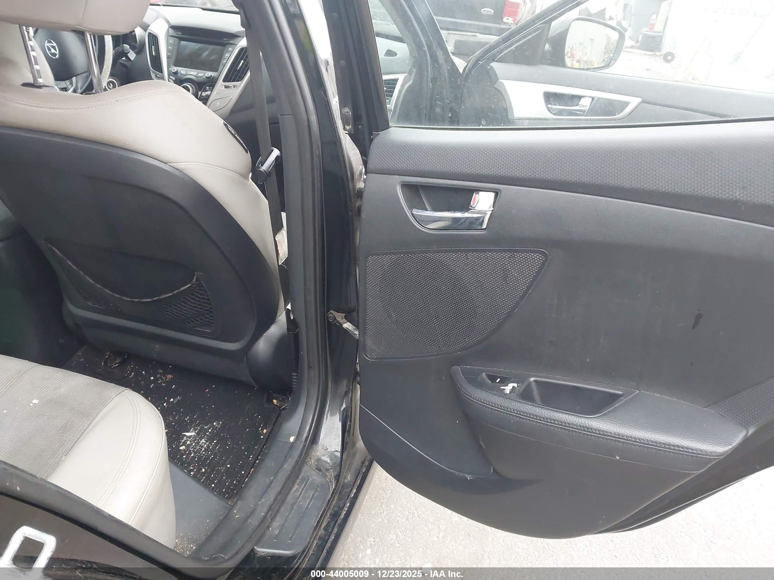 HYUNDAI VELOSTER image 8