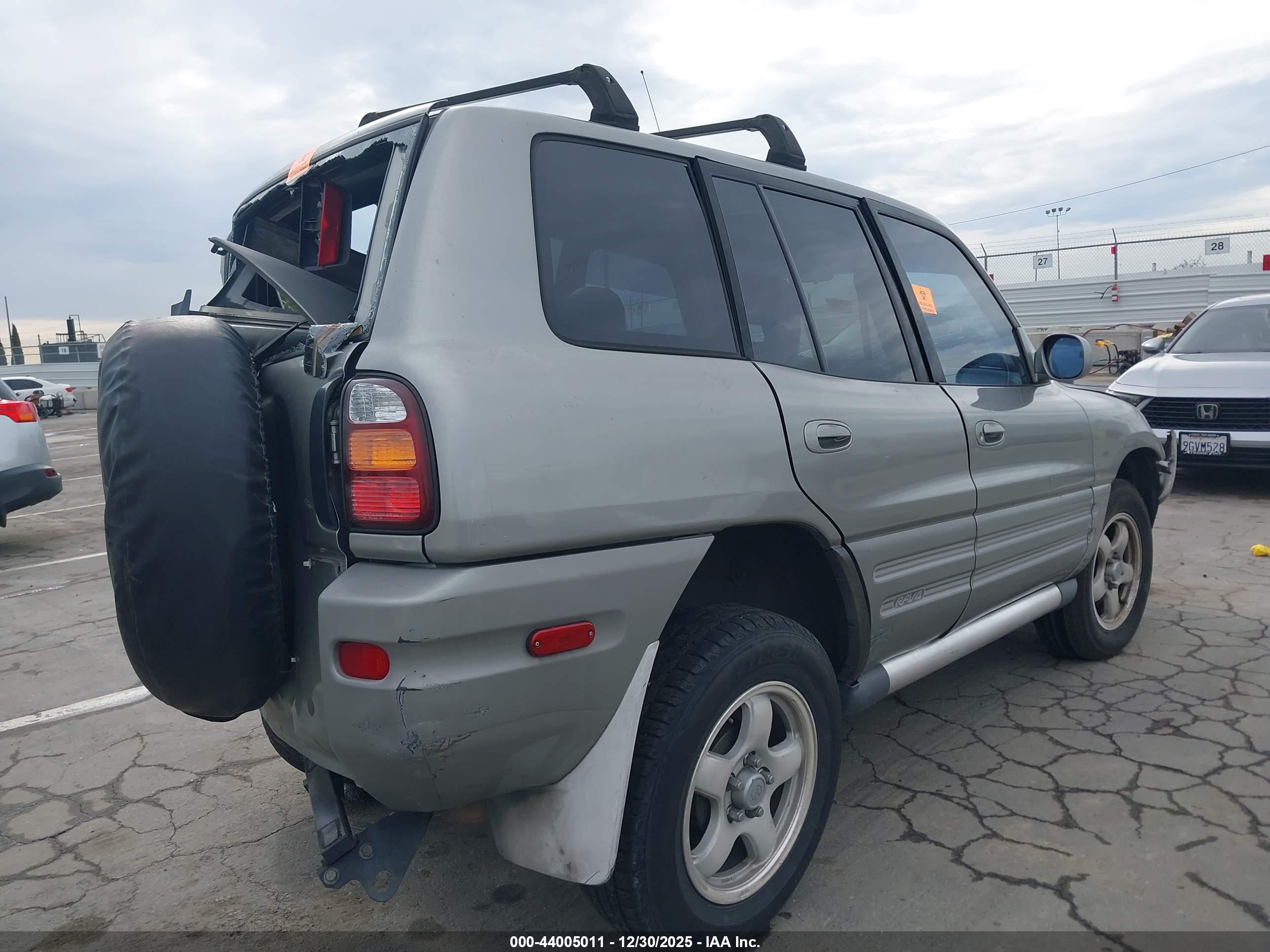 TOYOTA RAV4 image 4