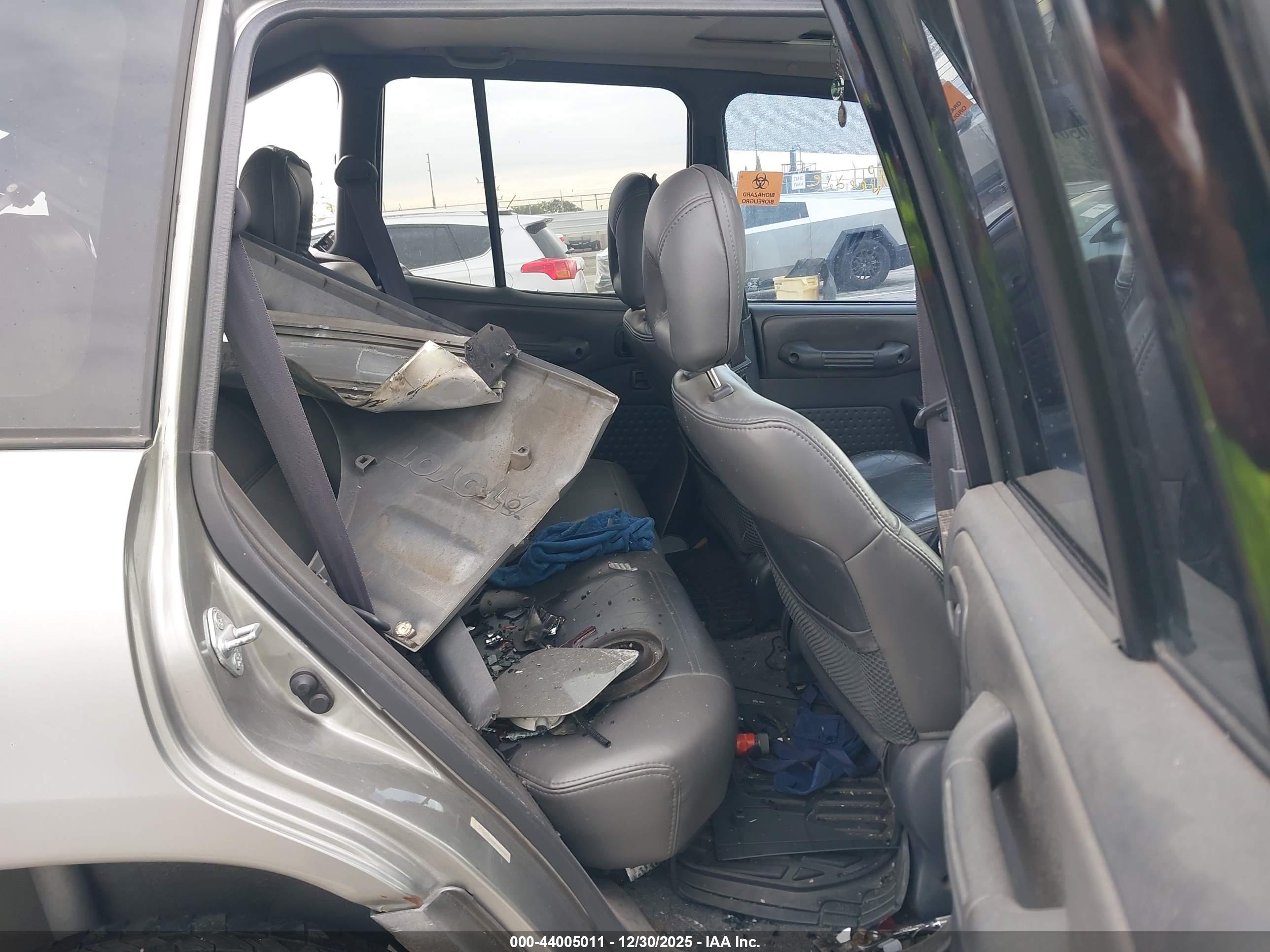 TOYOTA RAV4 image 8