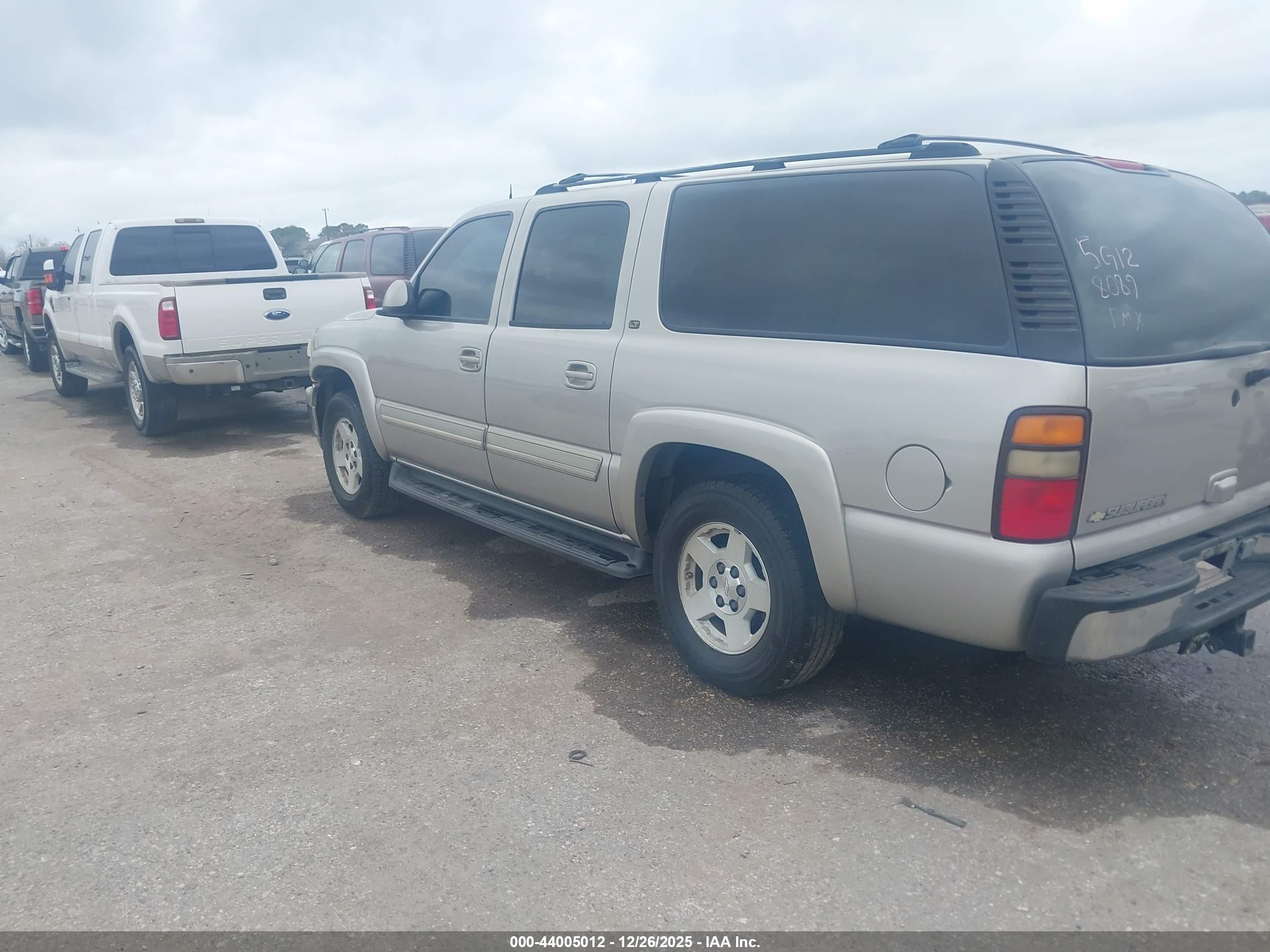 CHEVROLET SUBURBAN image 3