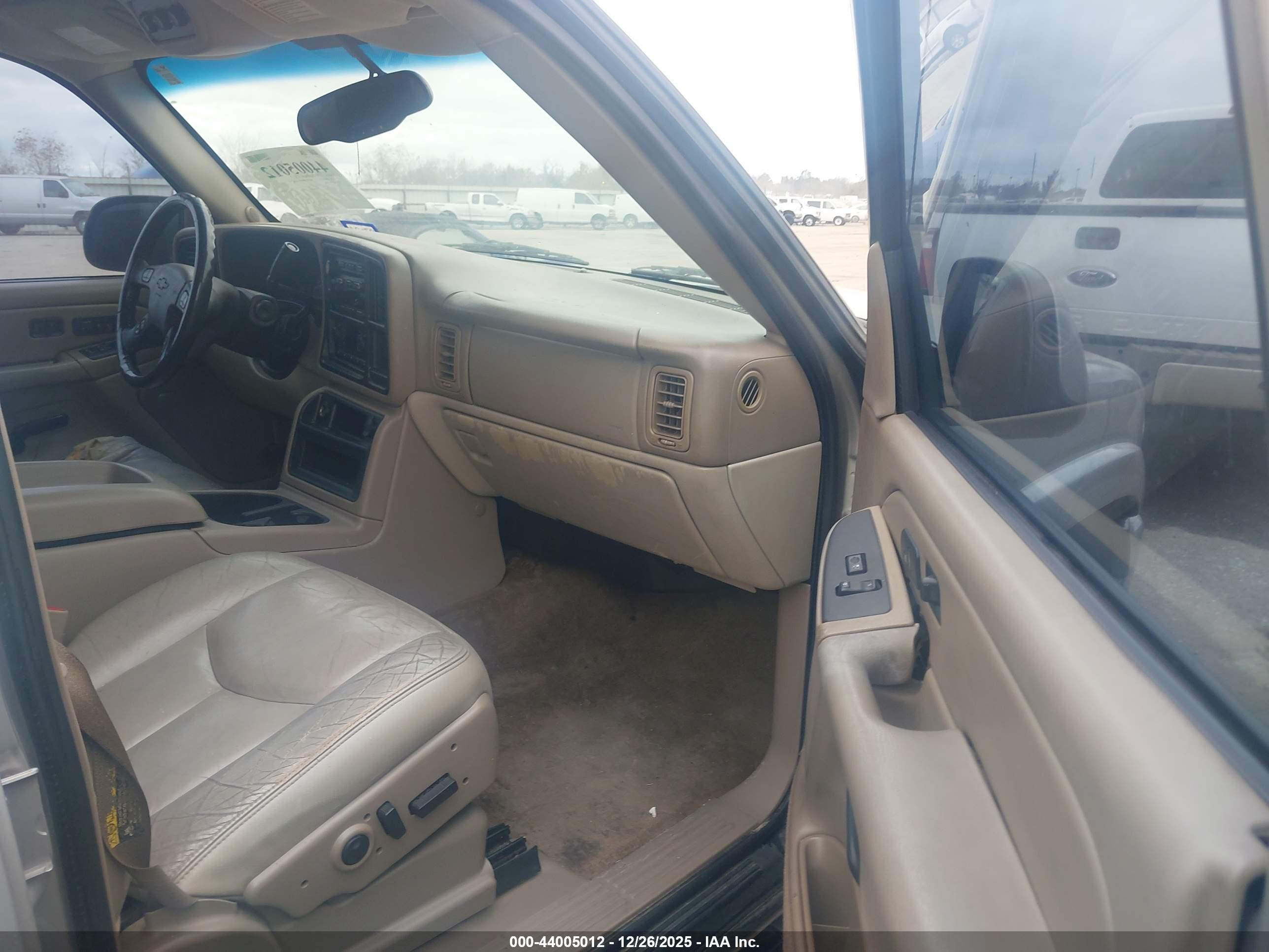 CHEVROLET SUBURBAN image 5