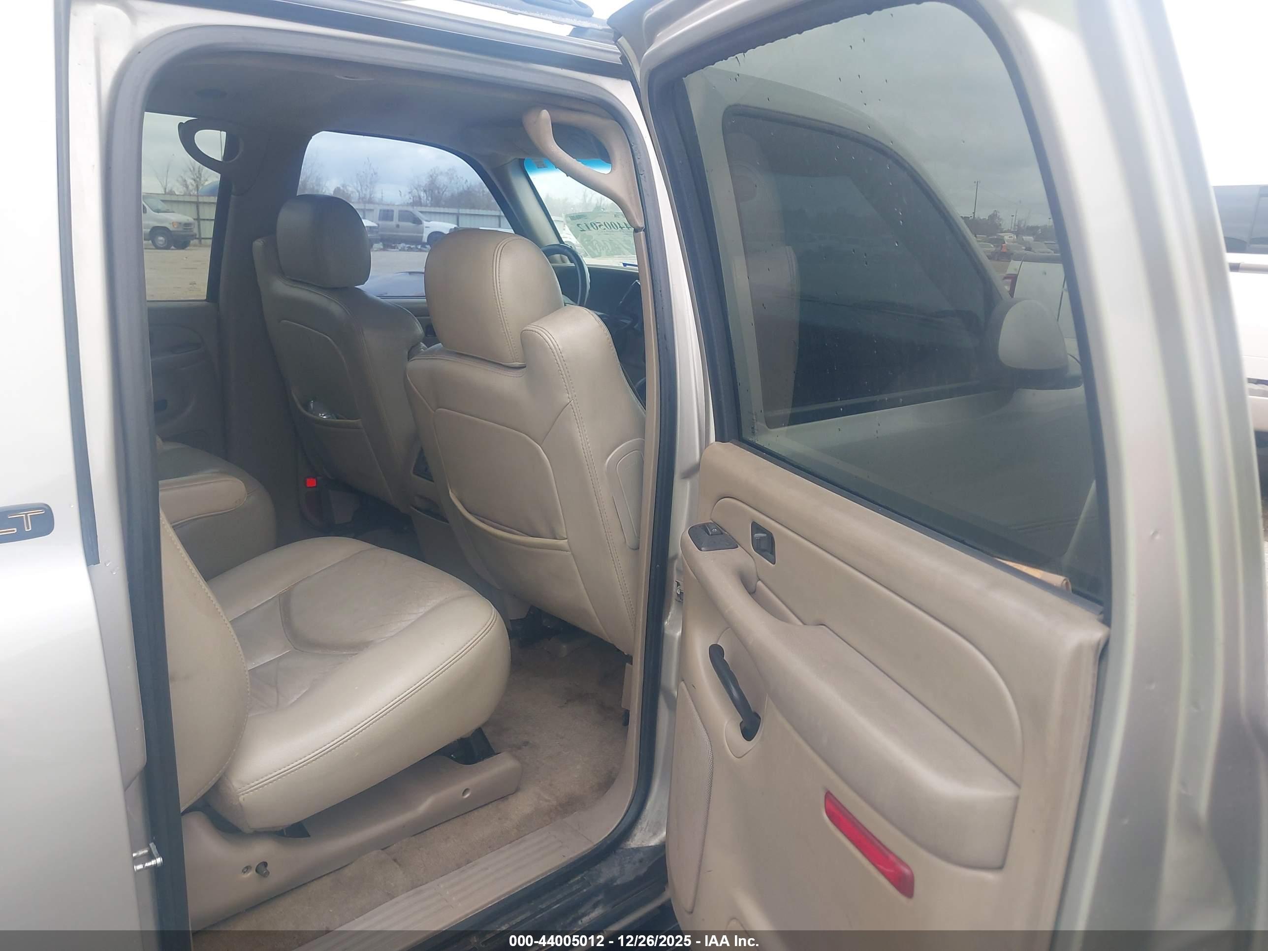 CHEVROLET SUBURBAN image 8