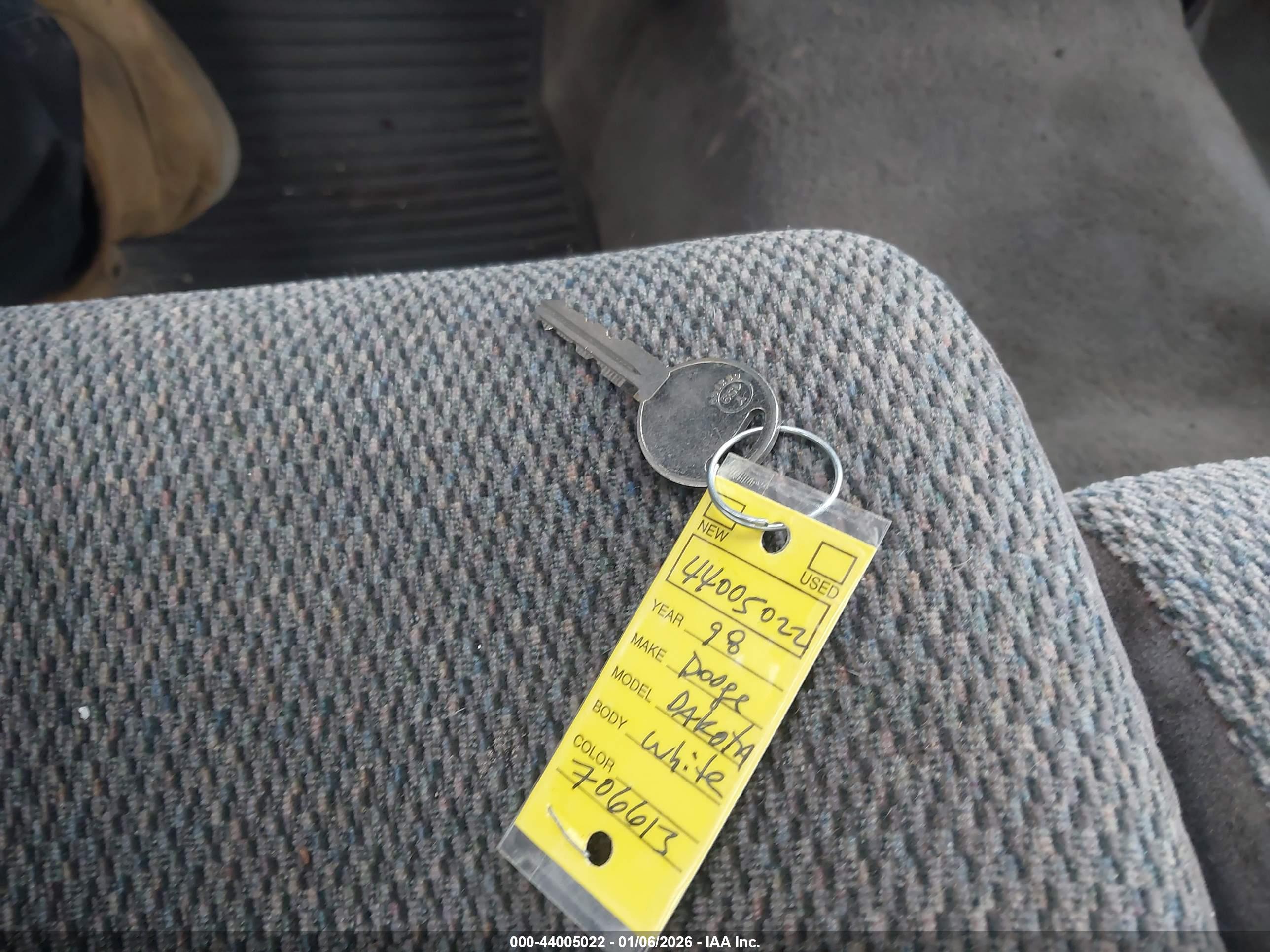 DODGE DAKOTA image 11