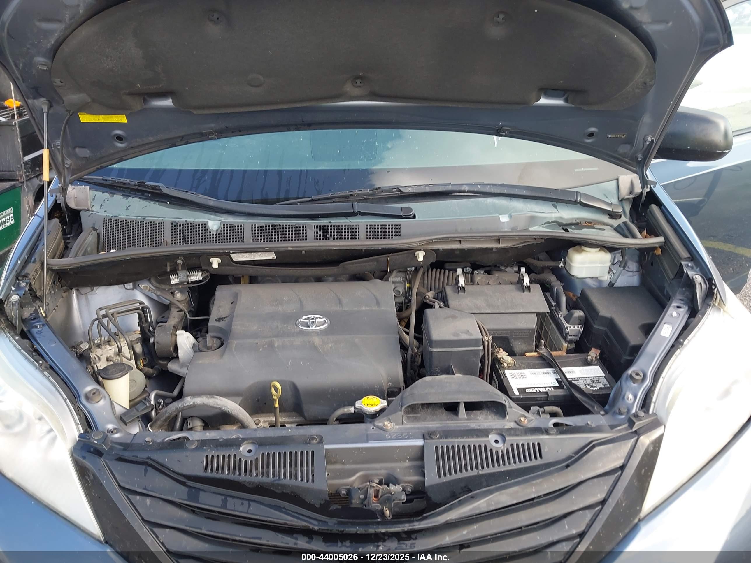 TOYOTA SIENNA image 10