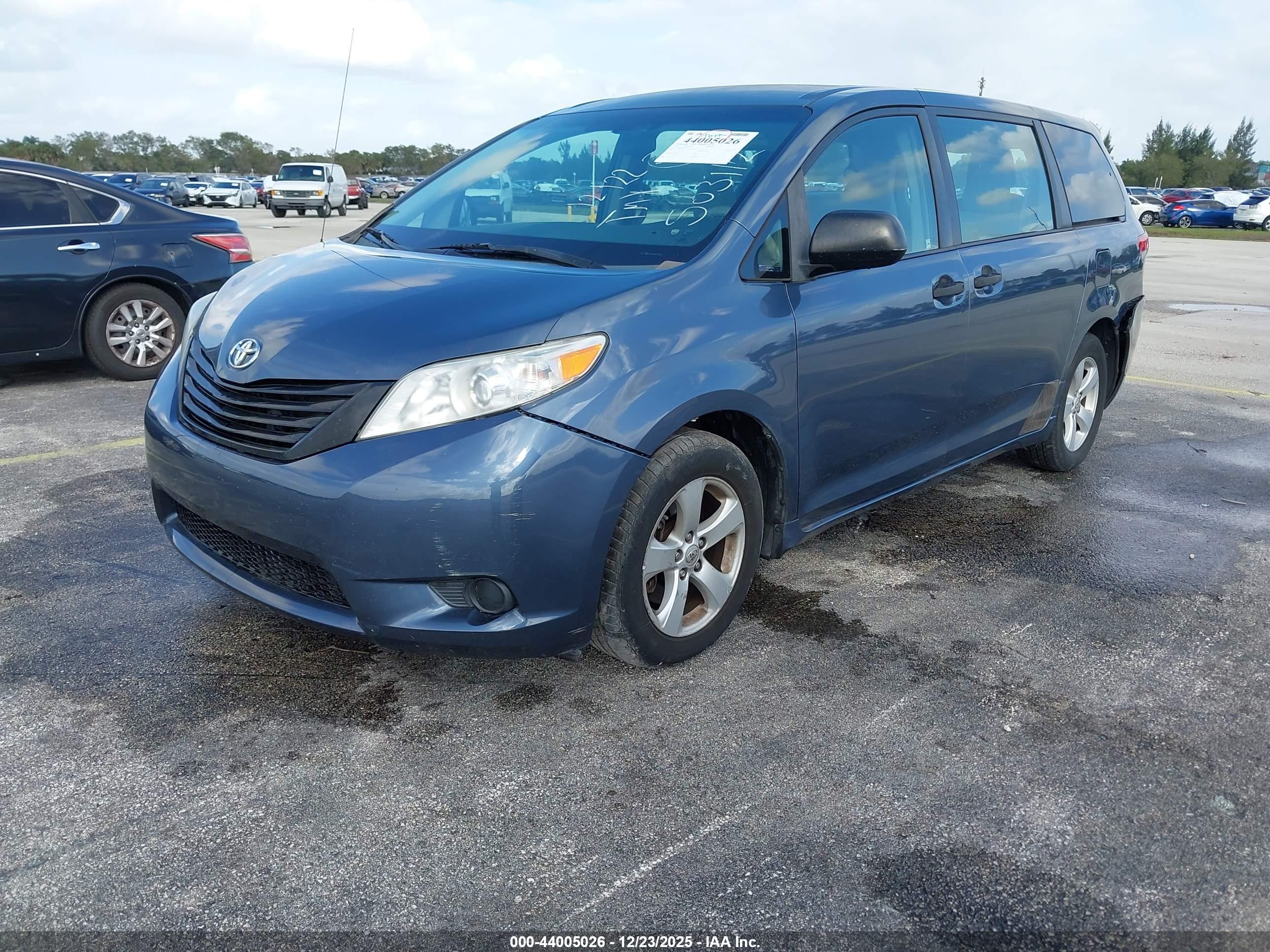 TOYOTA SIENNA image 2
