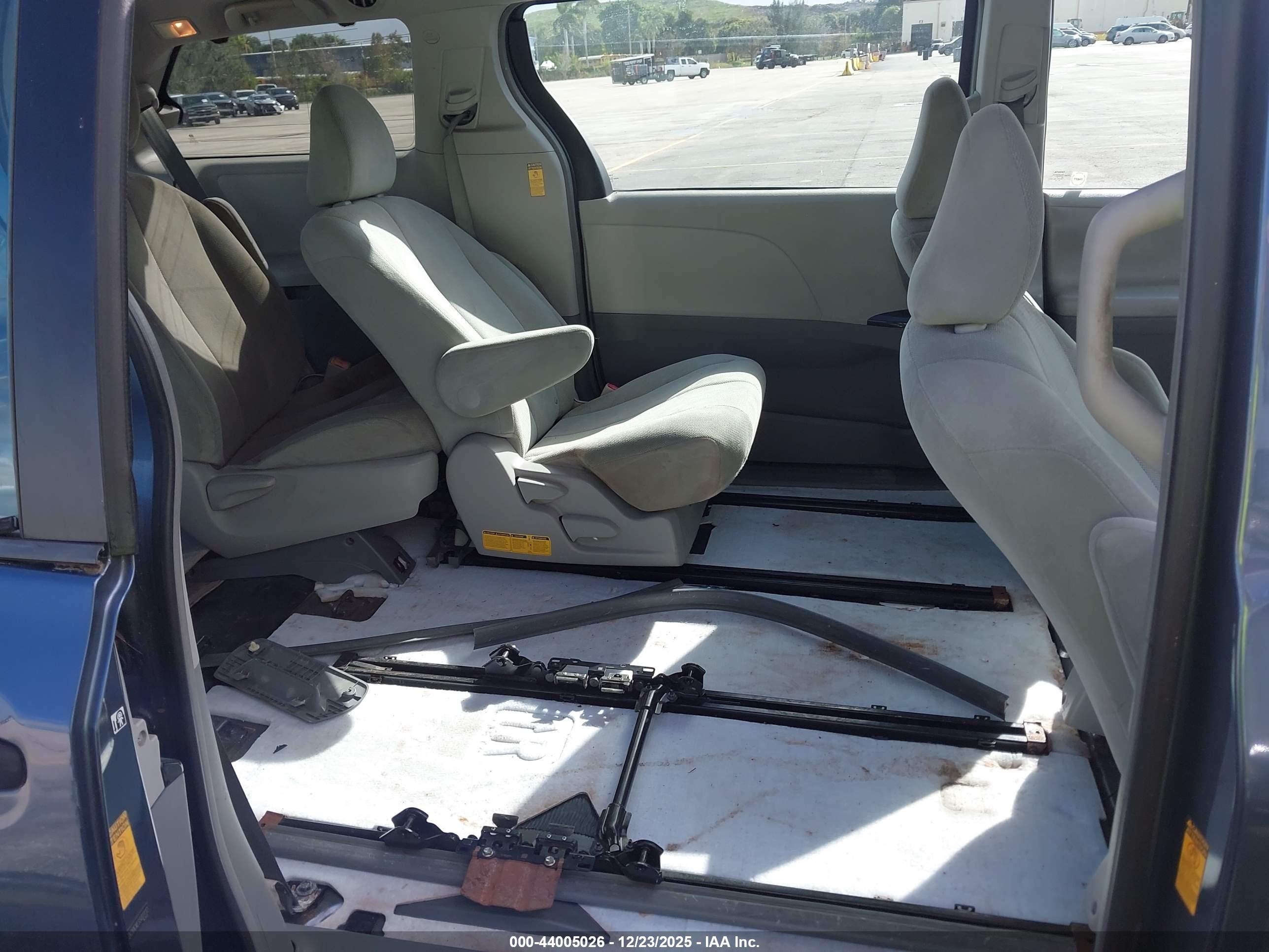 TOYOTA SIENNA image 8
