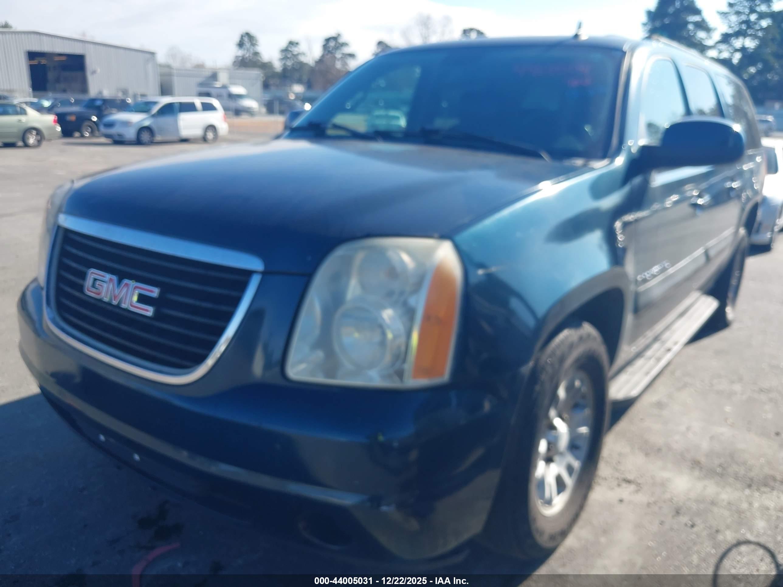 GMC YUKON image 6