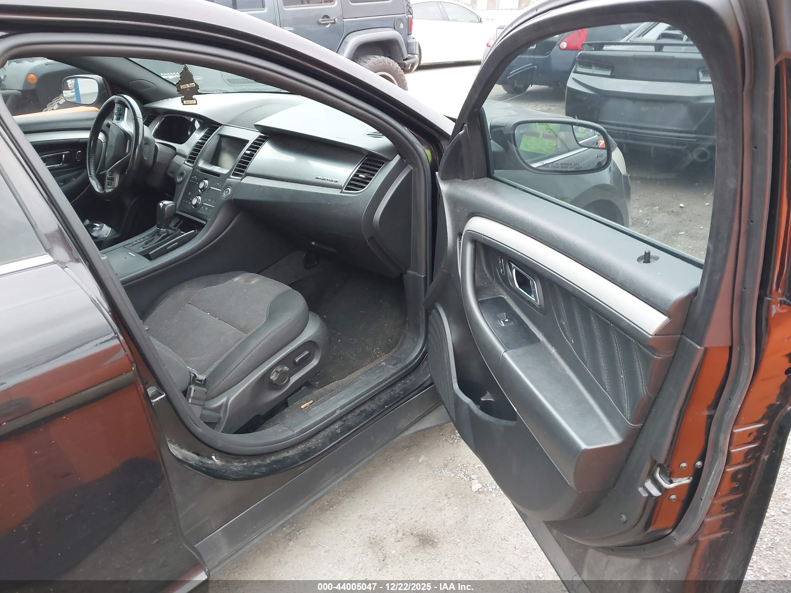 FORD TAURUS image 5