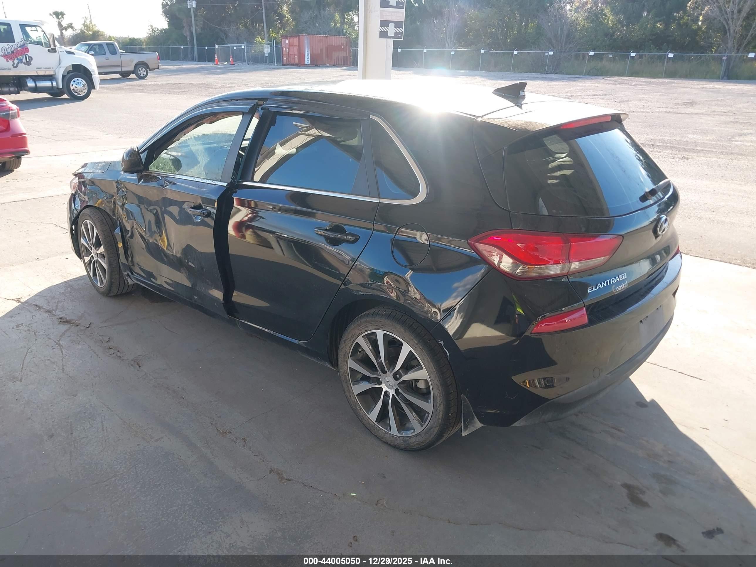 HYUNDAI ELANTRA image 3