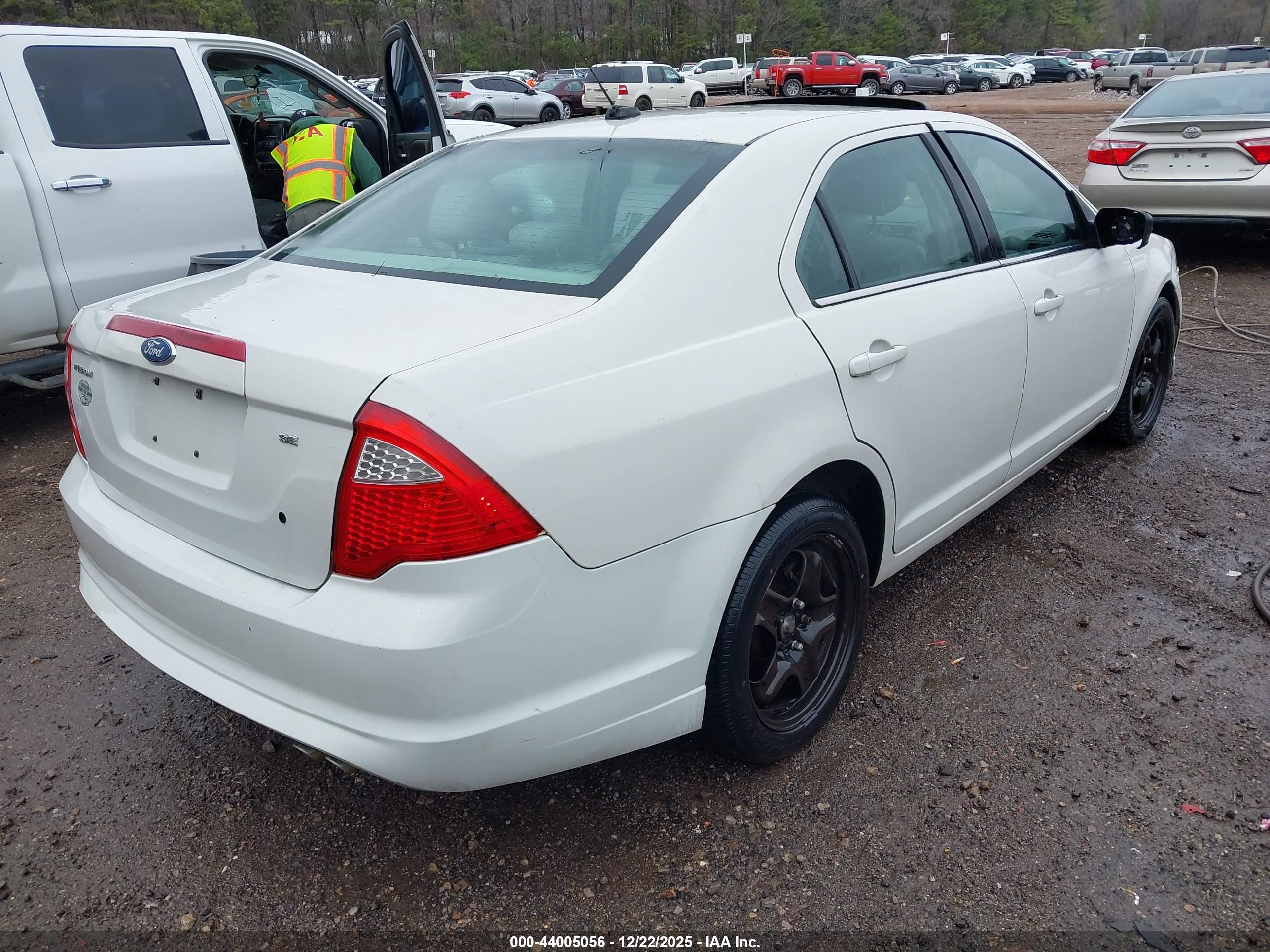 FORD FUSION image 4