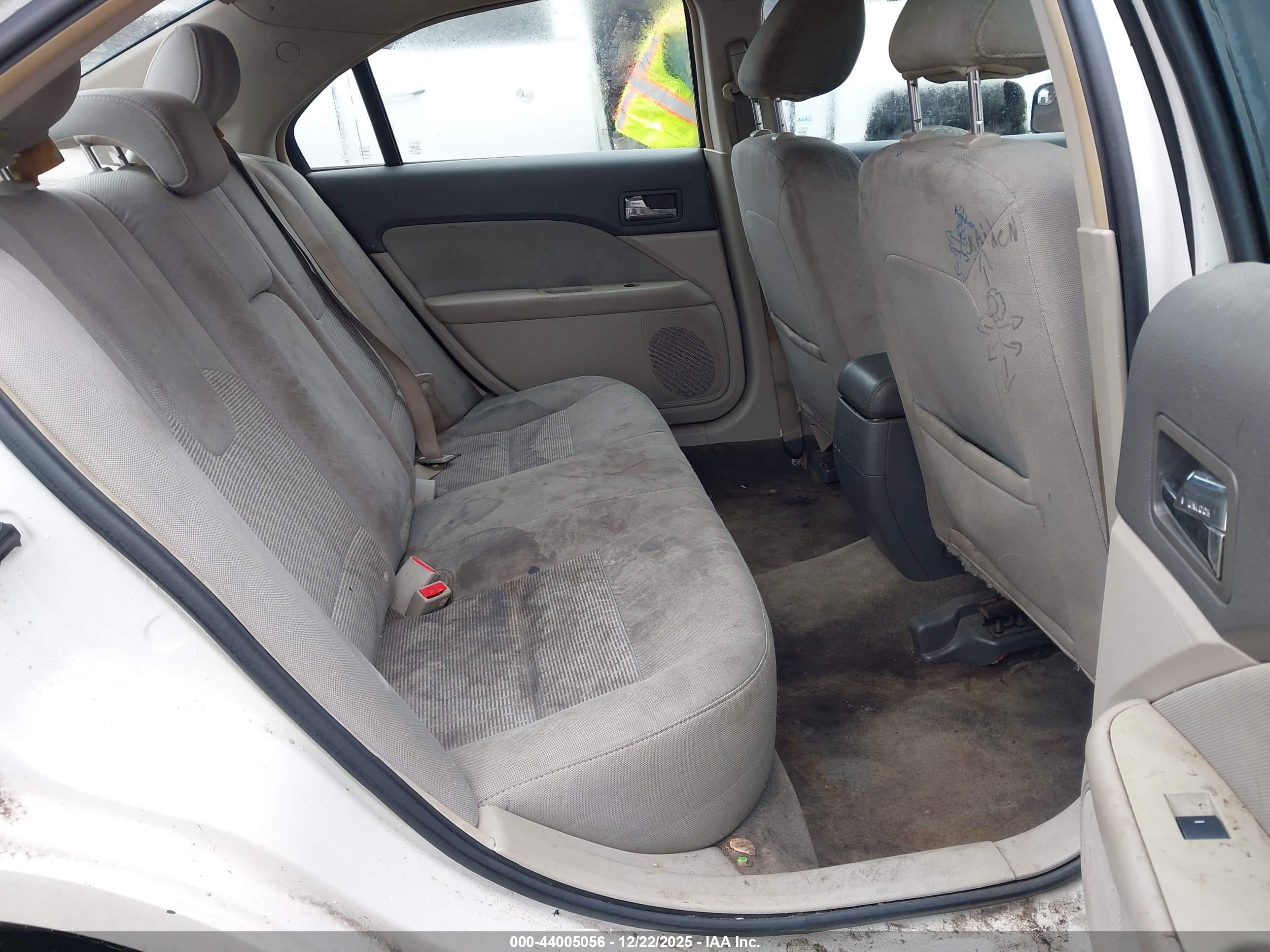 FORD FUSION image 8