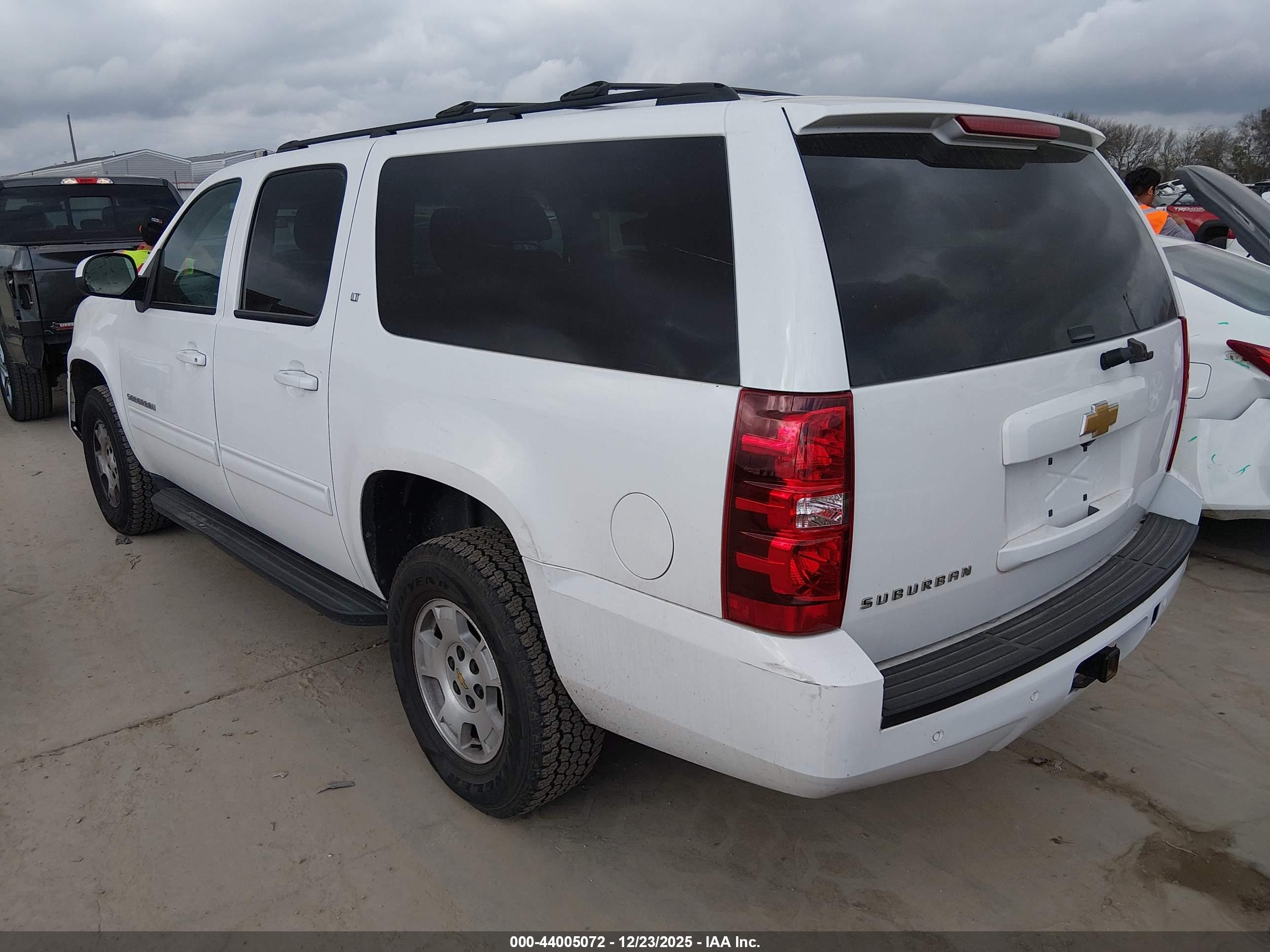 CHEVROLET SUBURBAN image 3