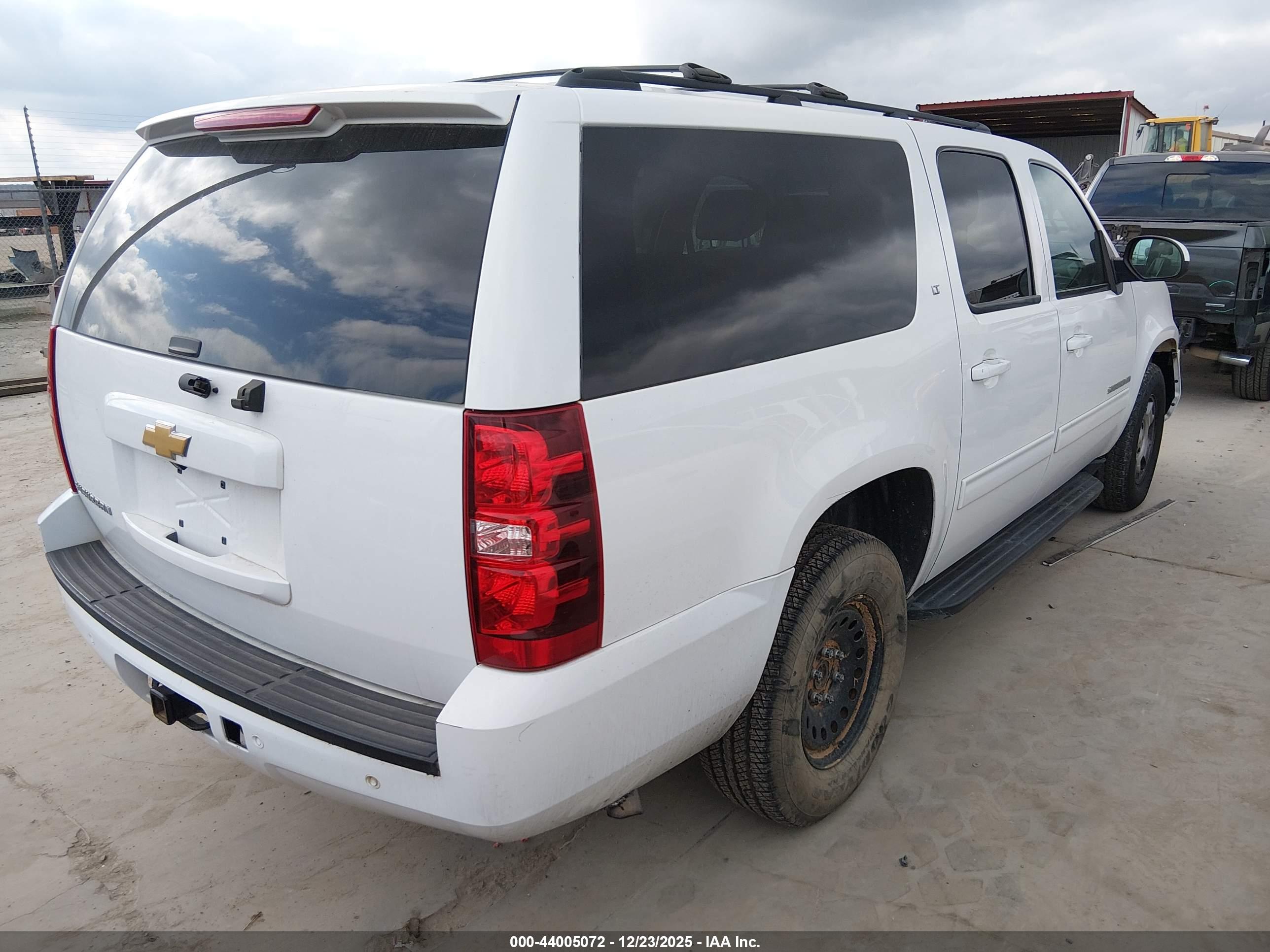 CHEVROLET SUBURBAN image 4