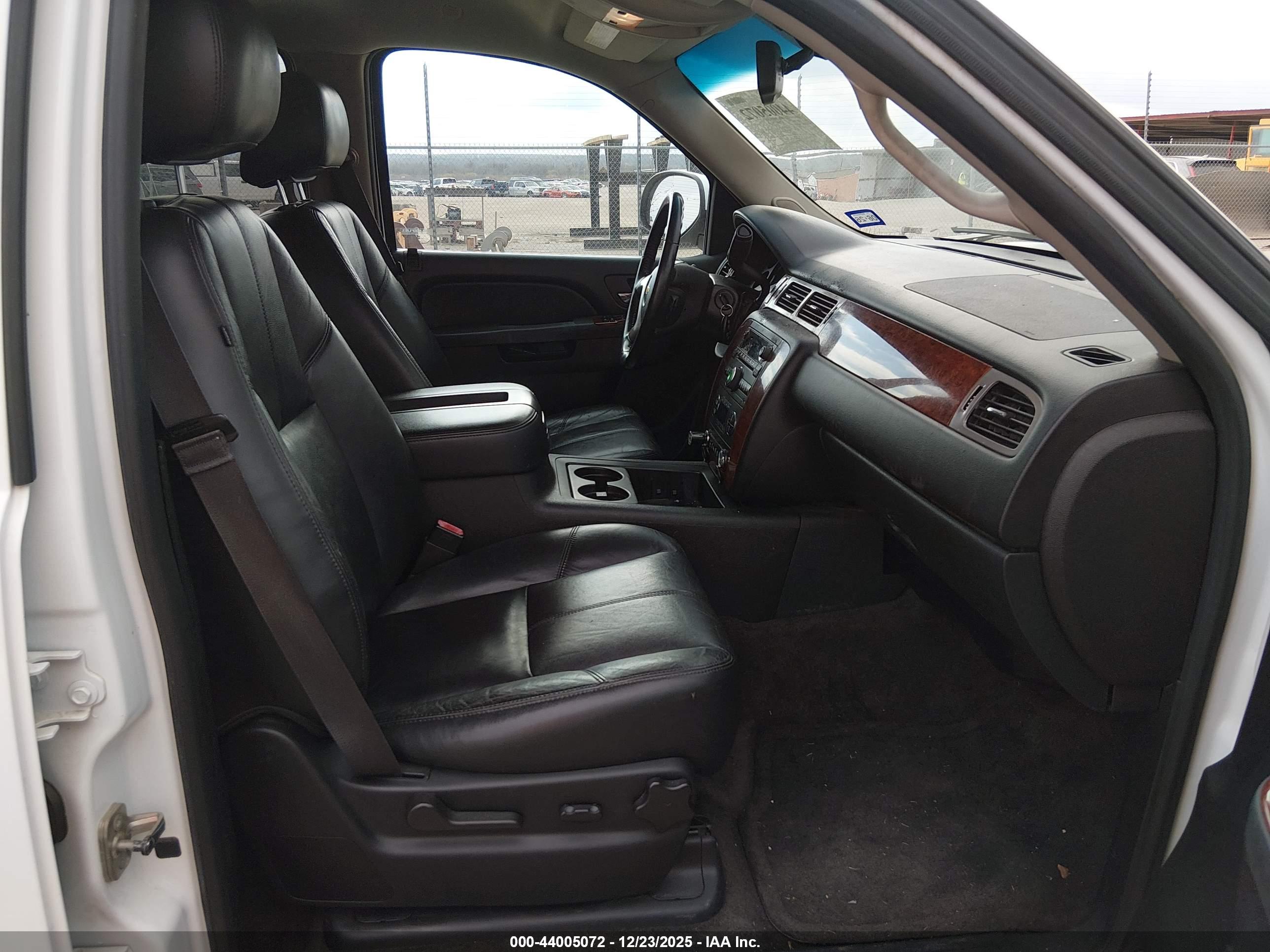 CHEVROLET SUBURBAN image 5