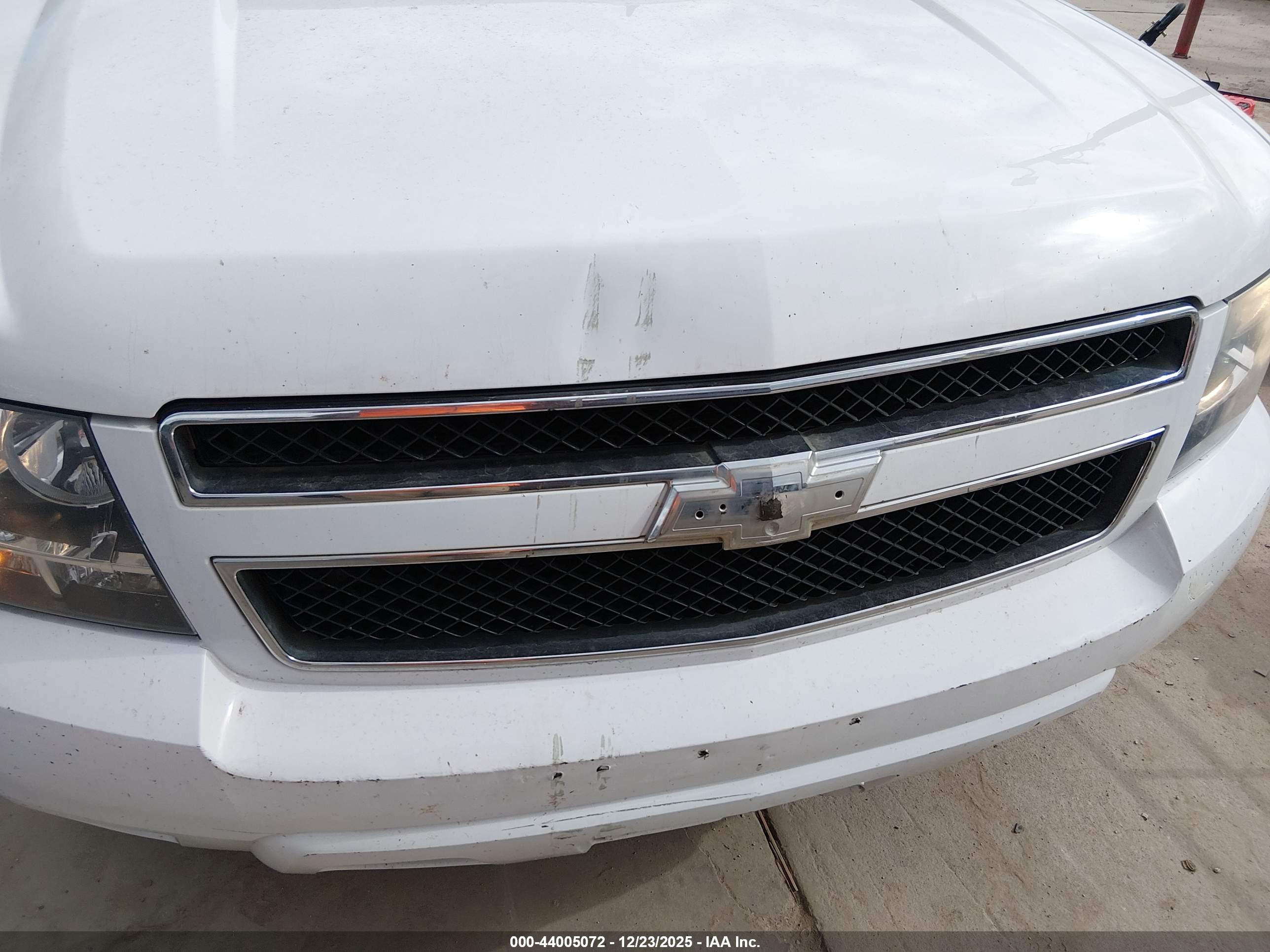 CHEVROLET SUBURBAN image 6