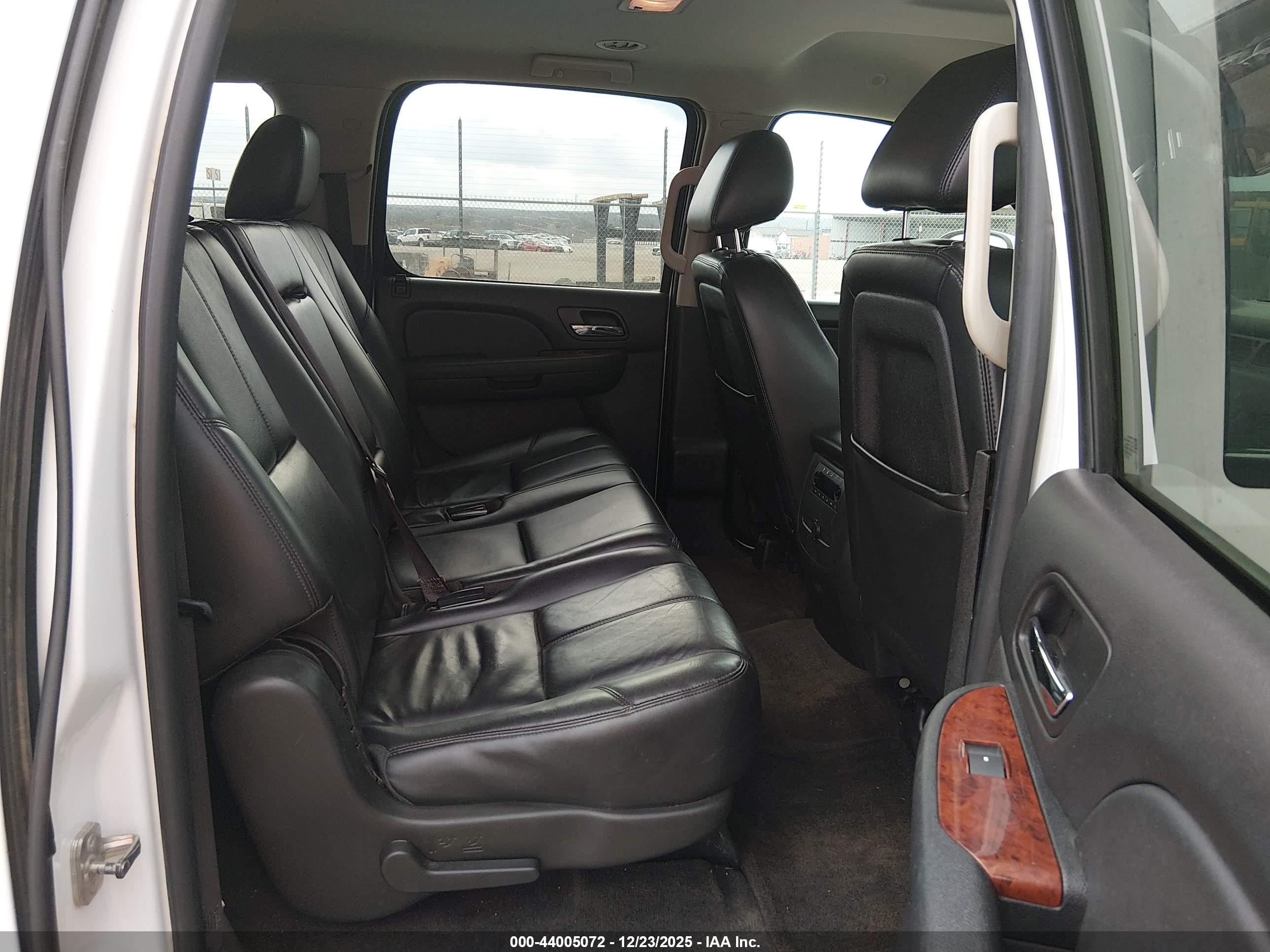 CHEVROLET SUBURBAN image 8