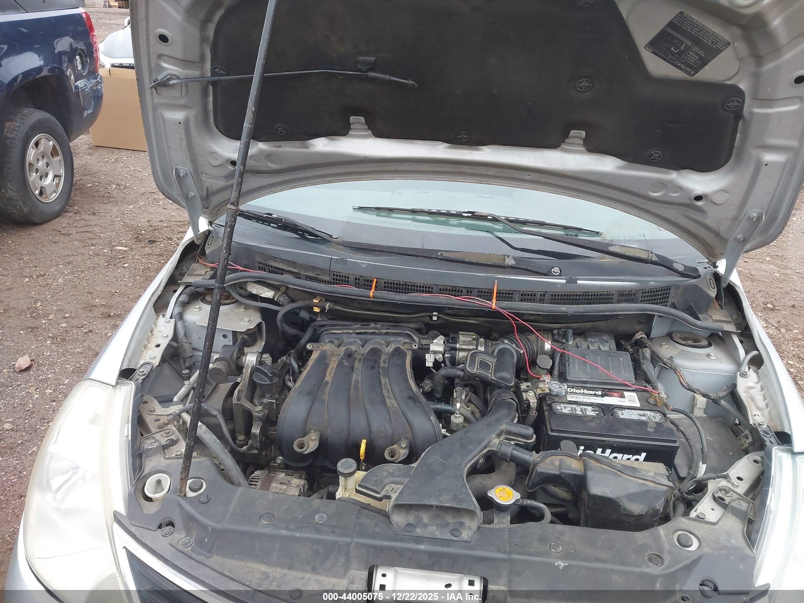NISSAN VERSA image 10