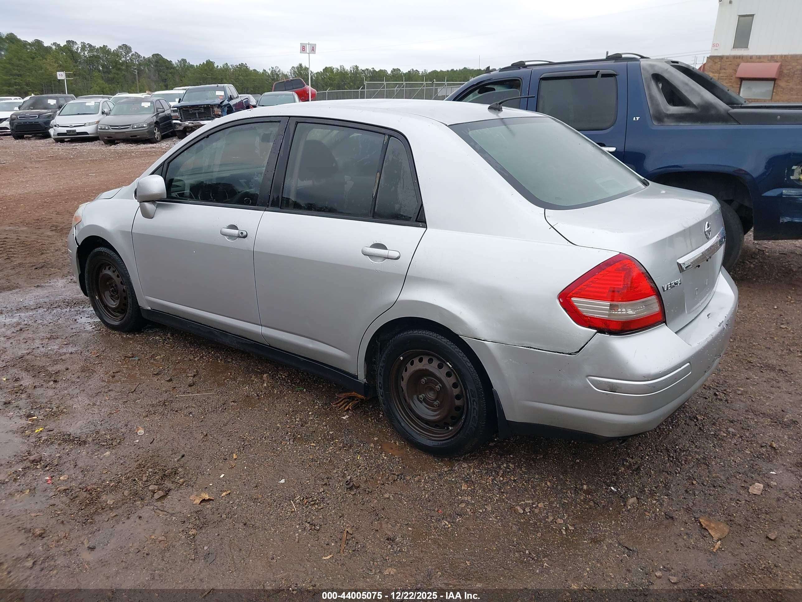 NISSAN VERSA image 3