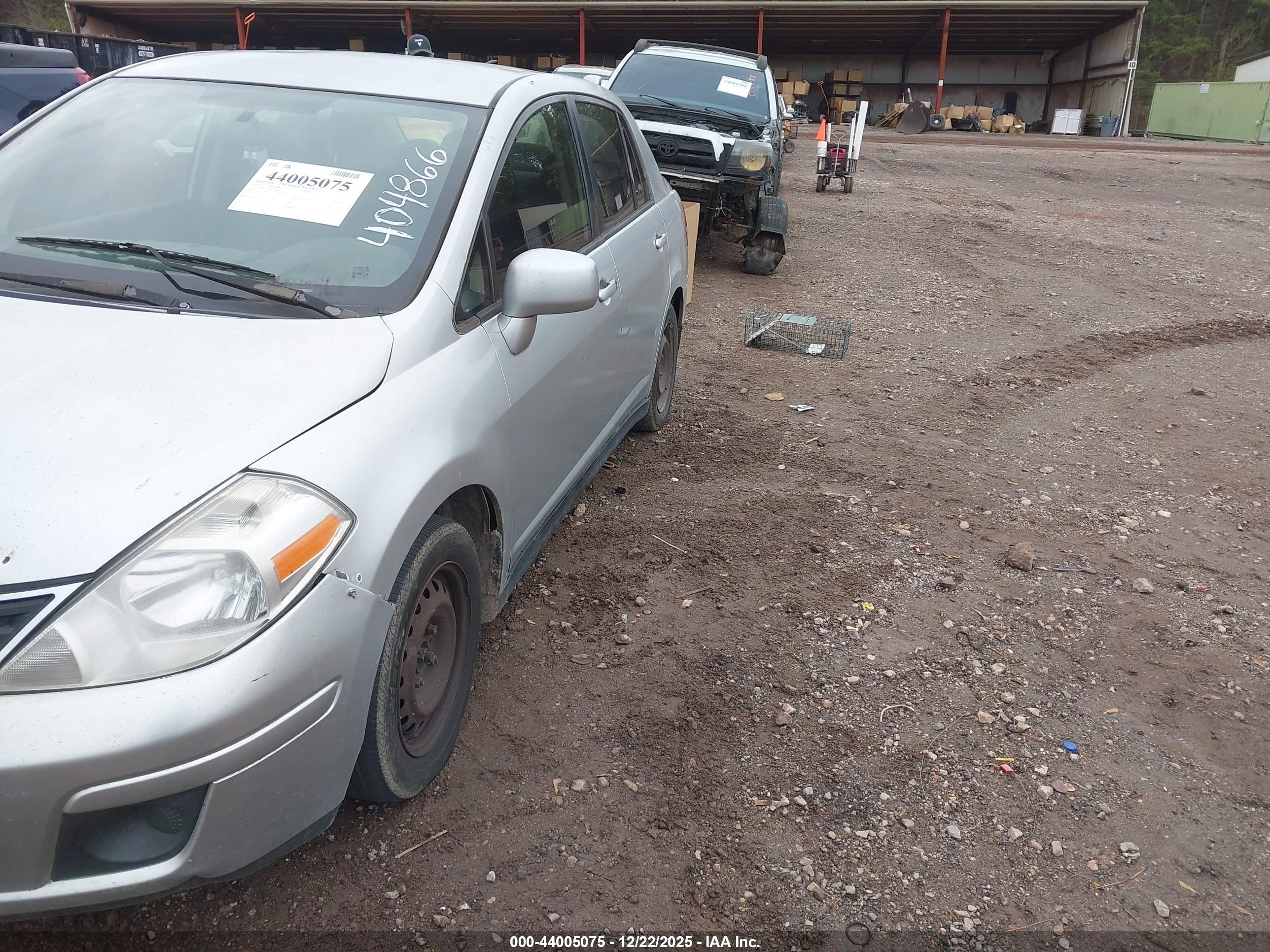NISSAN VERSA image 6