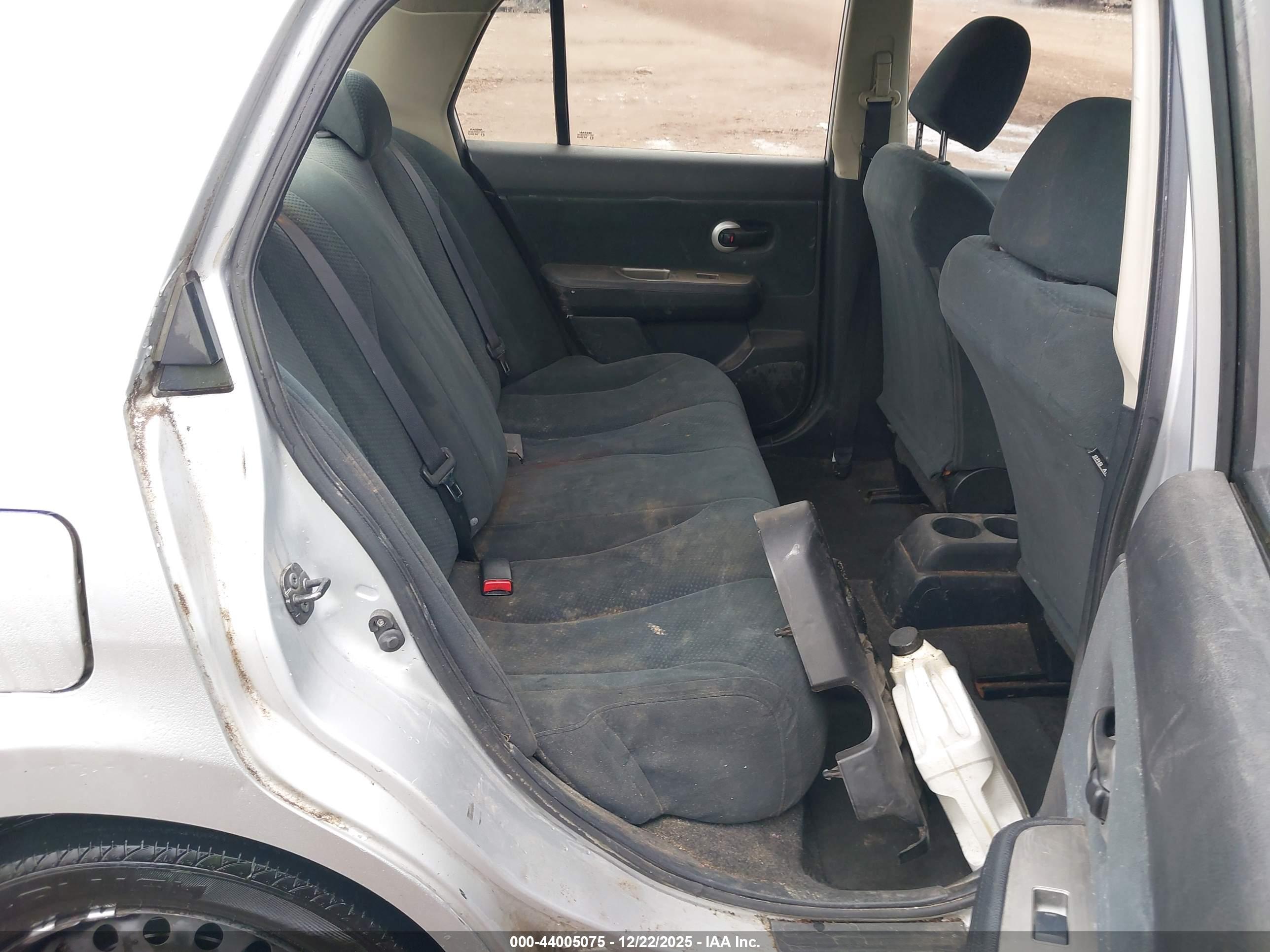 NISSAN VERSA image 8