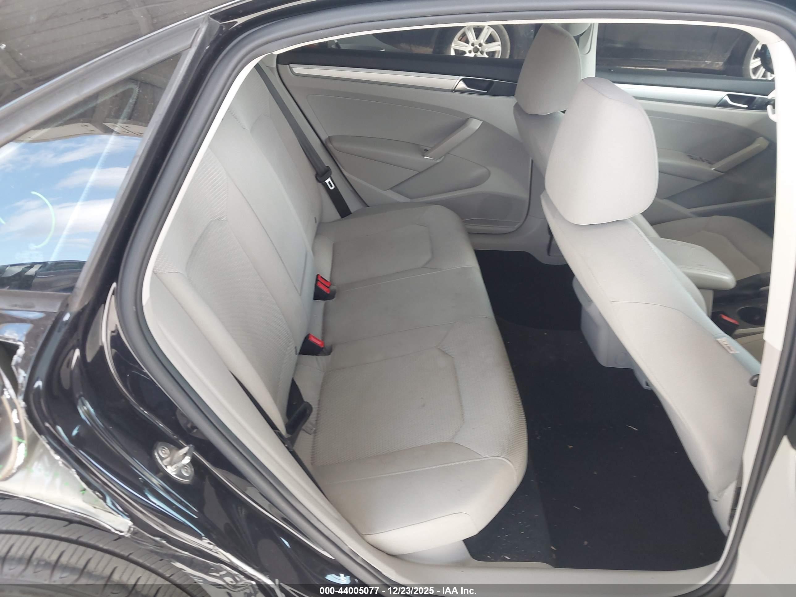VOLKSWAGEN PASSAT image 8