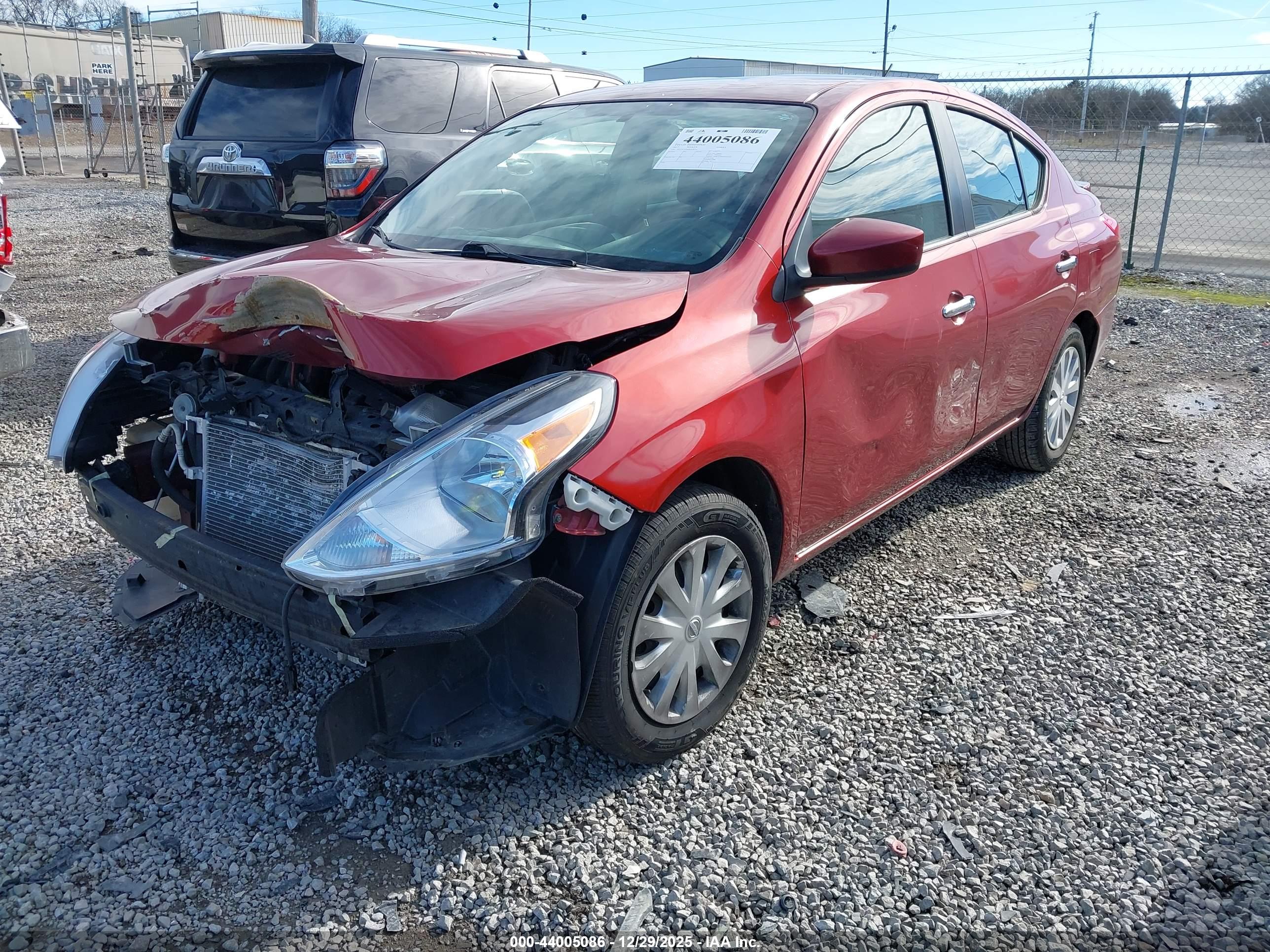 NISSAN VERSA image 2