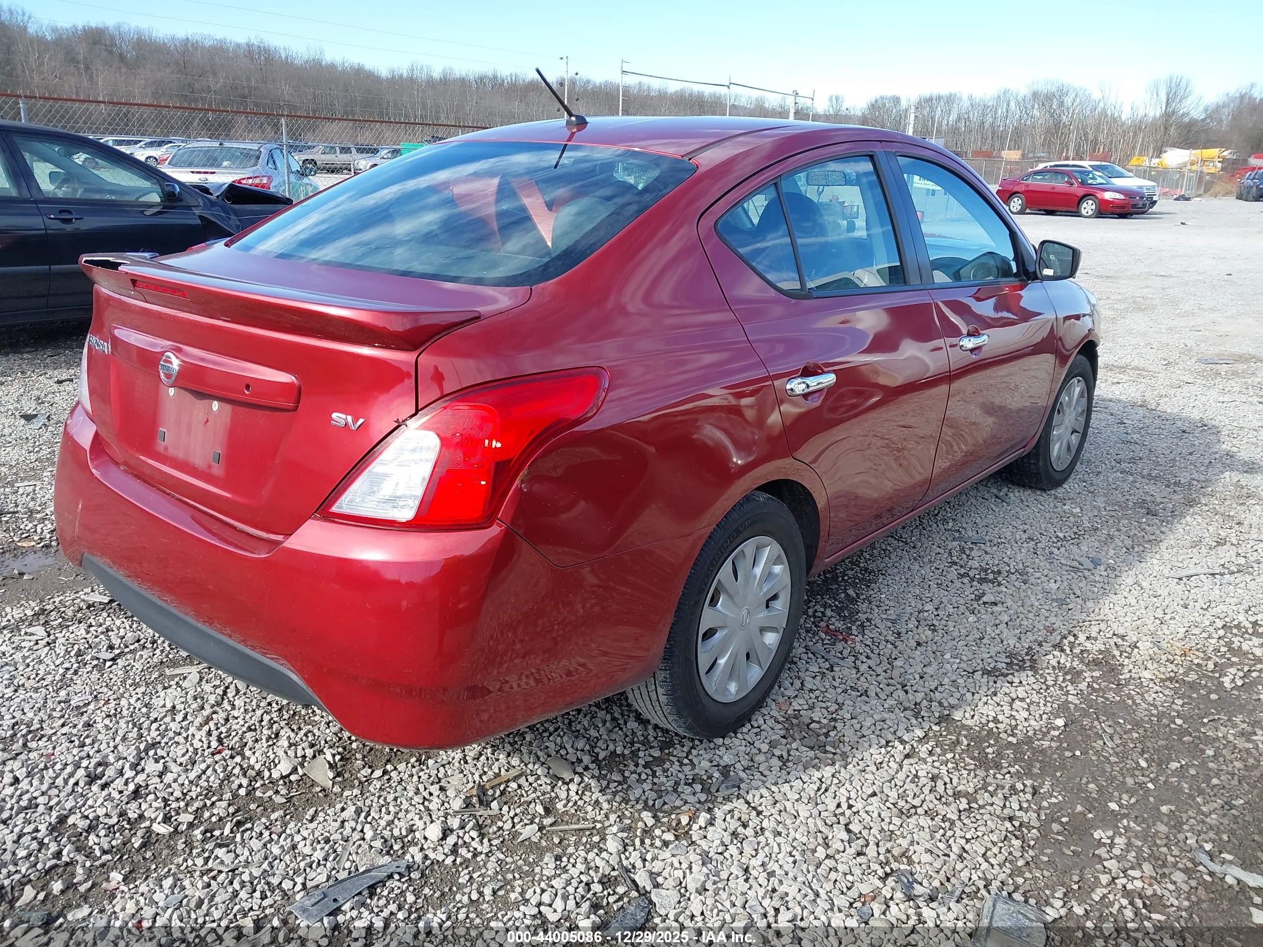 NISSAN VERSA image 4