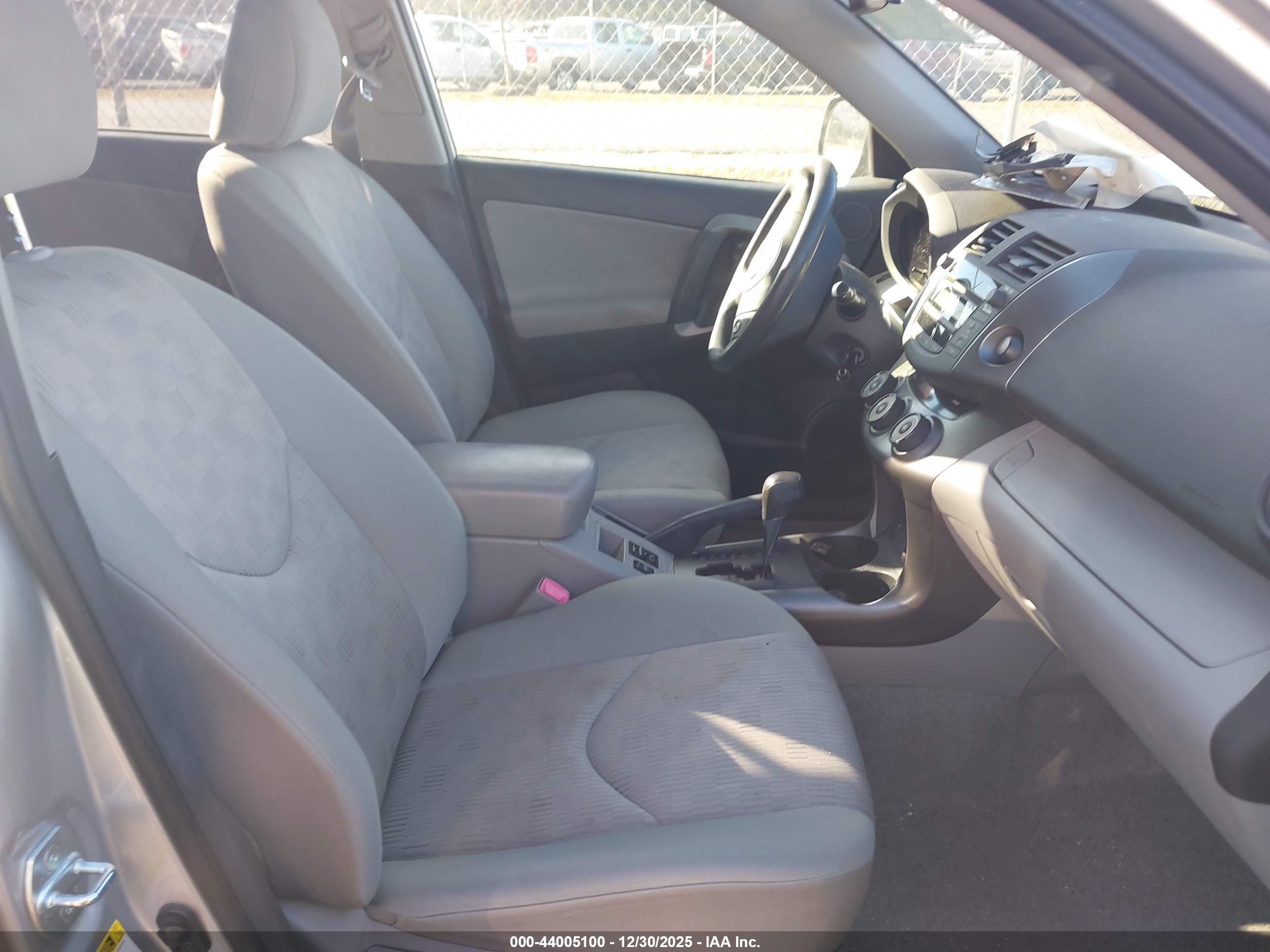 TOYOTA RAV4 image 5